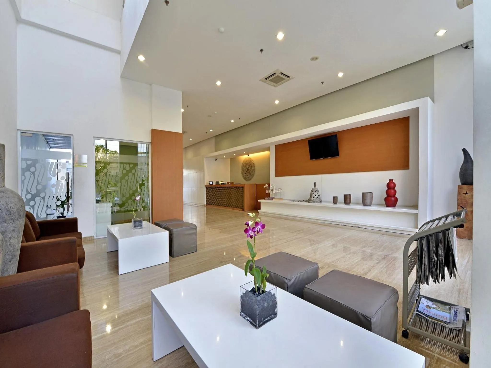 Lobby or reception in Whiz Hotel Pemuda Semarang