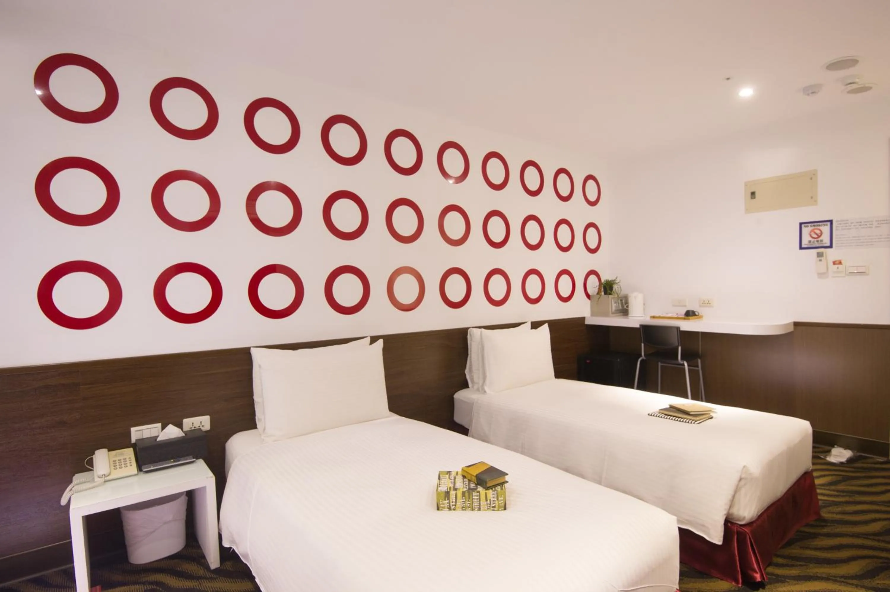 Photo of the whole room in Moshamanla Hotel - Ximen