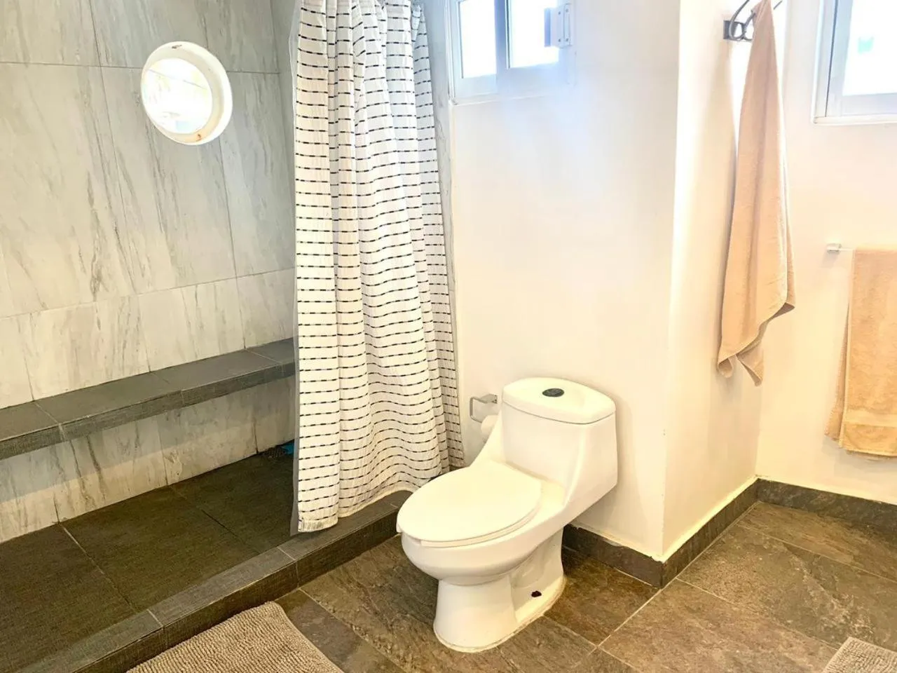Bathroom in Casa de las Olas Surf & Beach Club