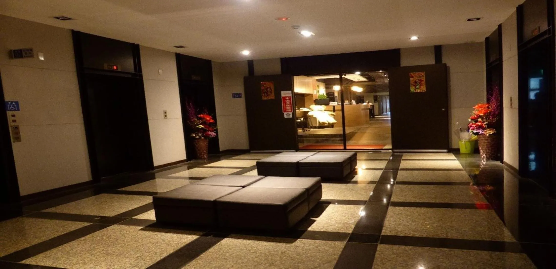 Lobby or reception, Bed in Honest & Warm Hotel