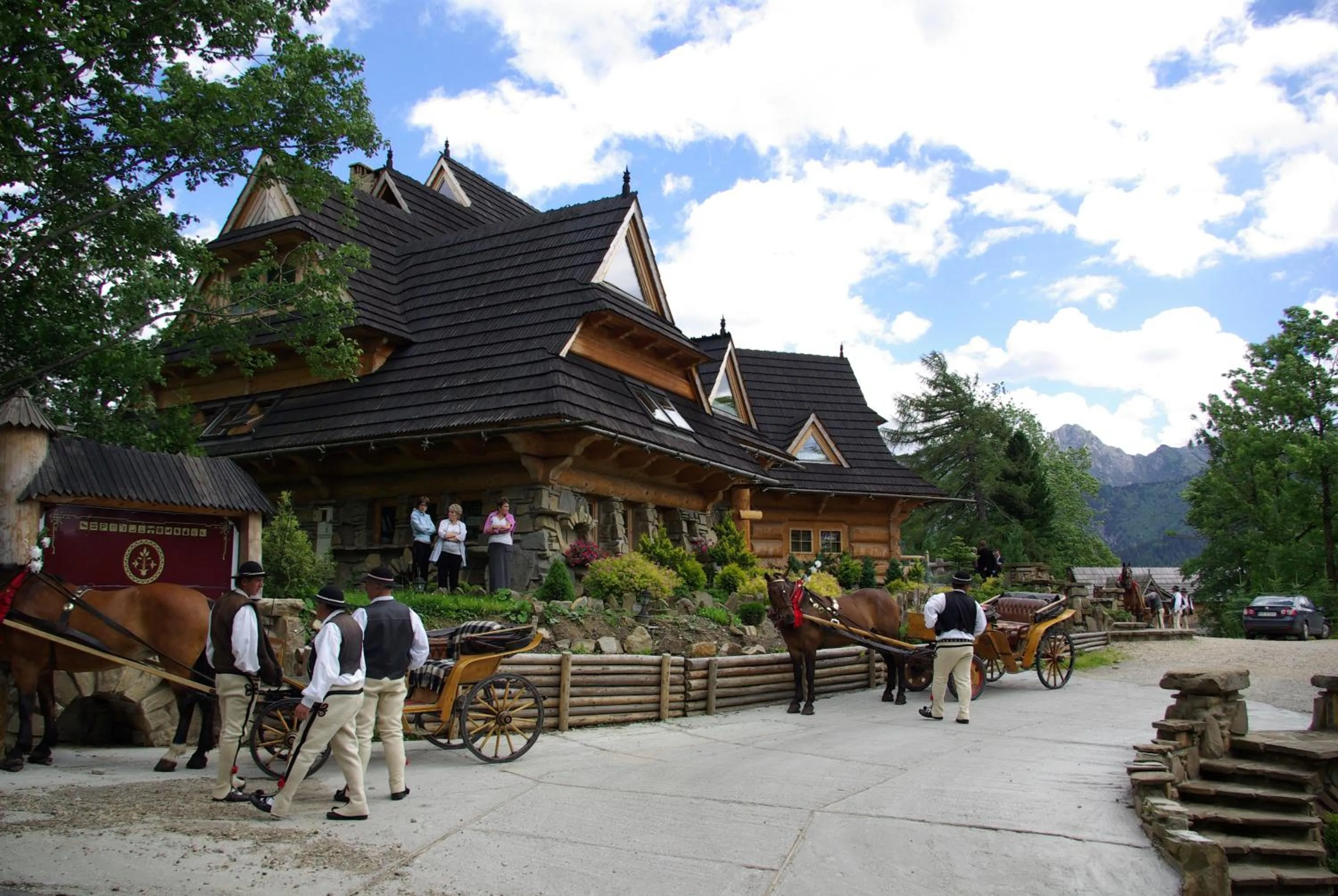 Property building in Góralski Dwór