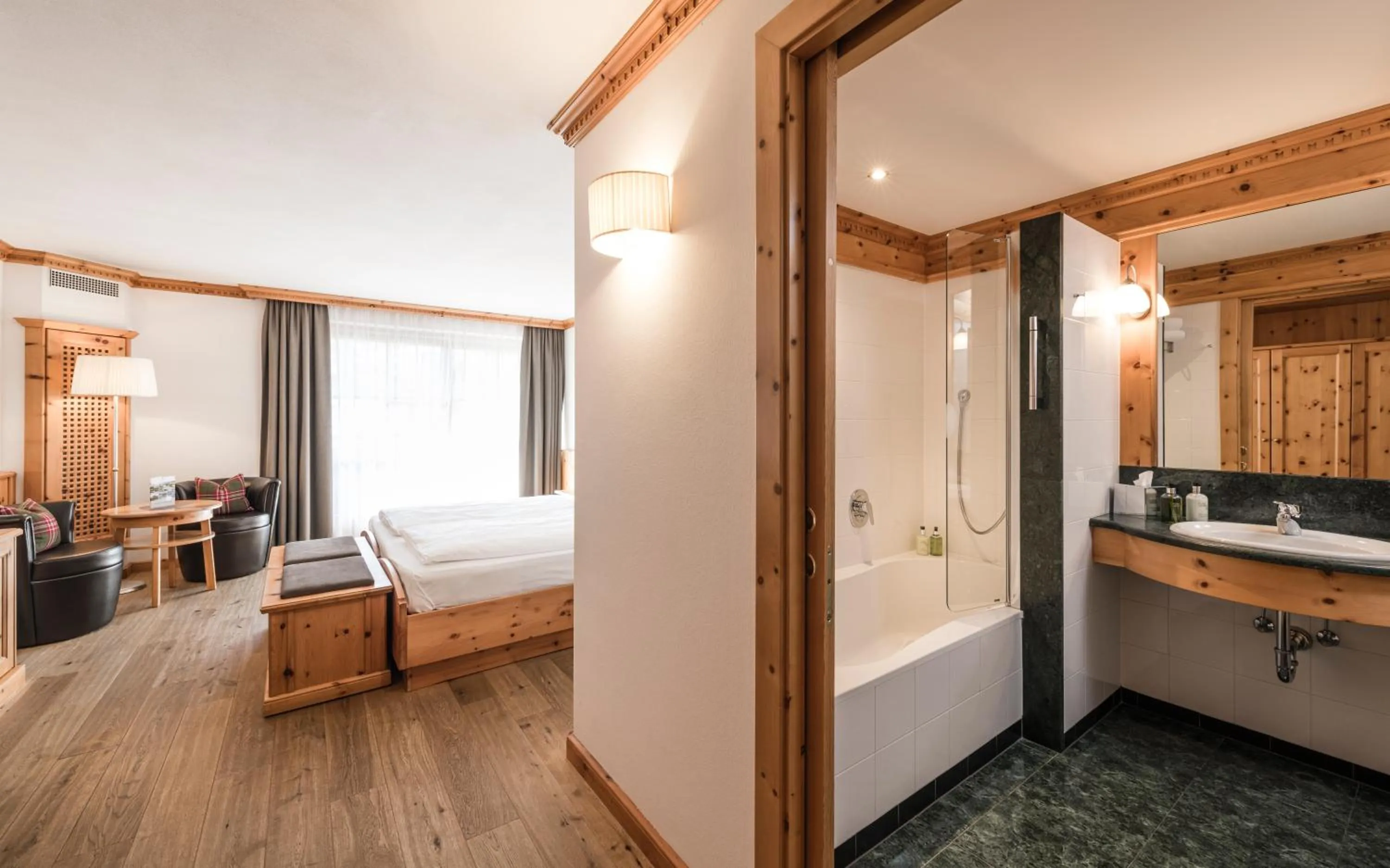 Bathroom, Bed in Hotel Angelo Engel