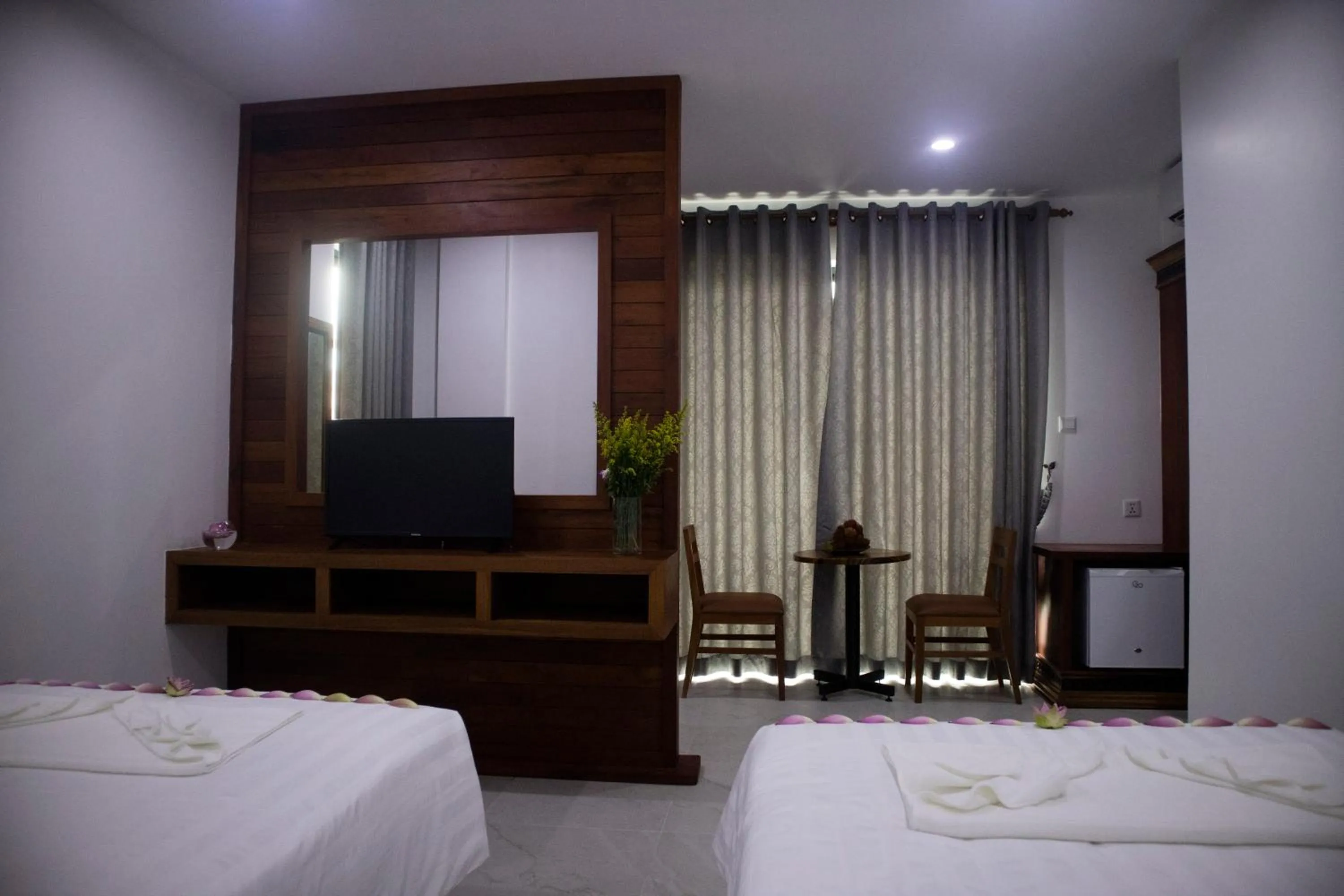 Bed, TV/Entertainment Center in Angkor City View Hotel