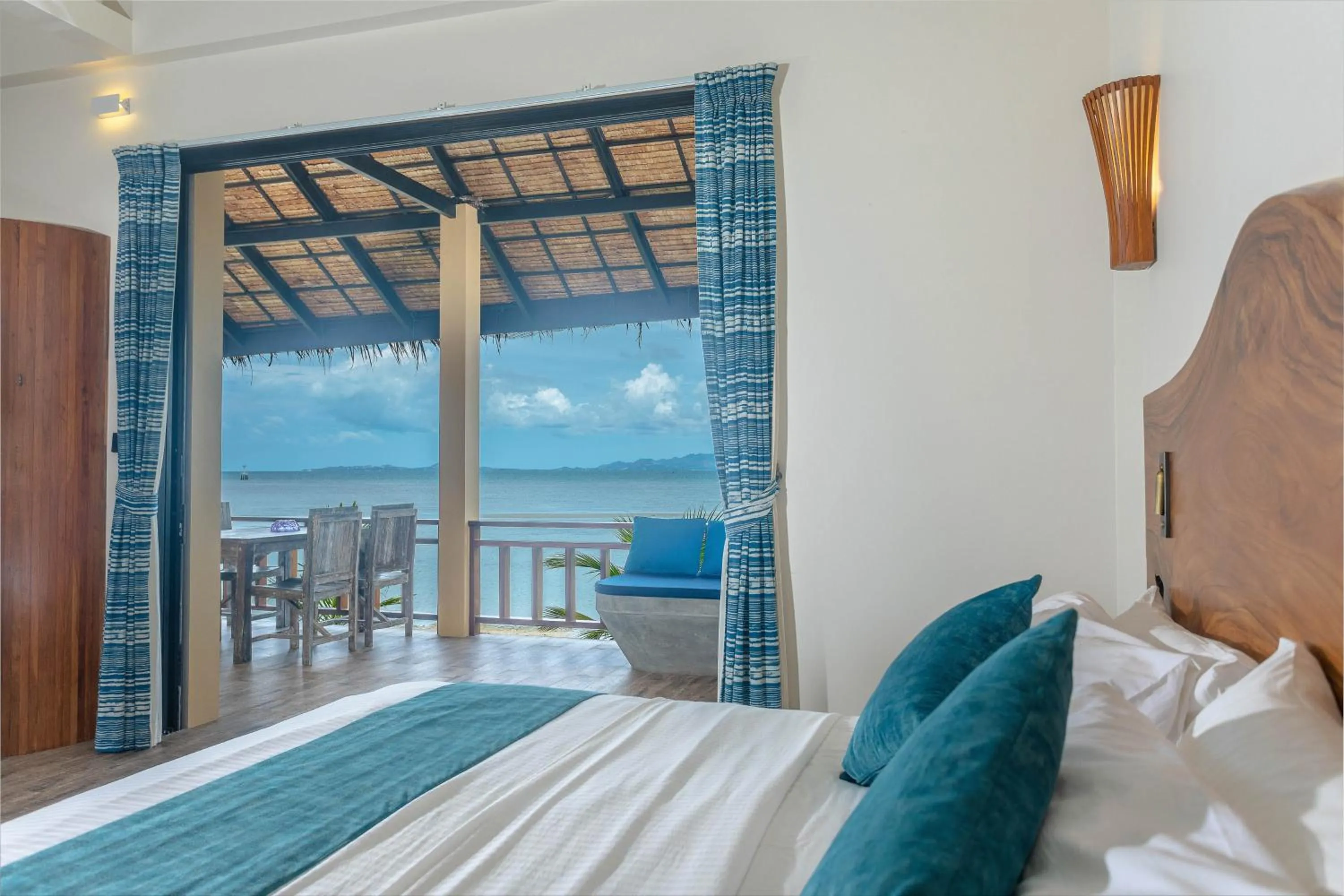 Sea view, Bed in Absolute Beachfront Resort