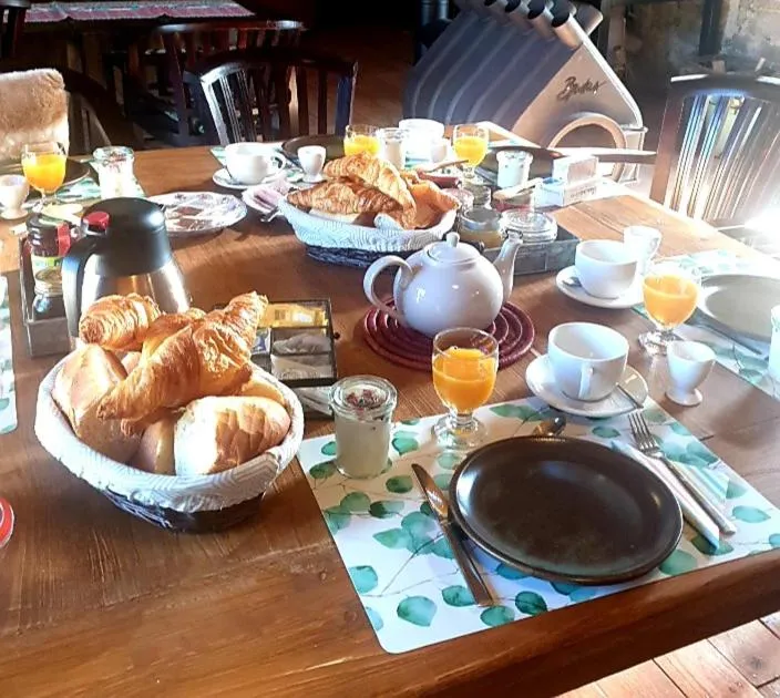 Breakfast in Chambres d'Hôtes La Fougeraie