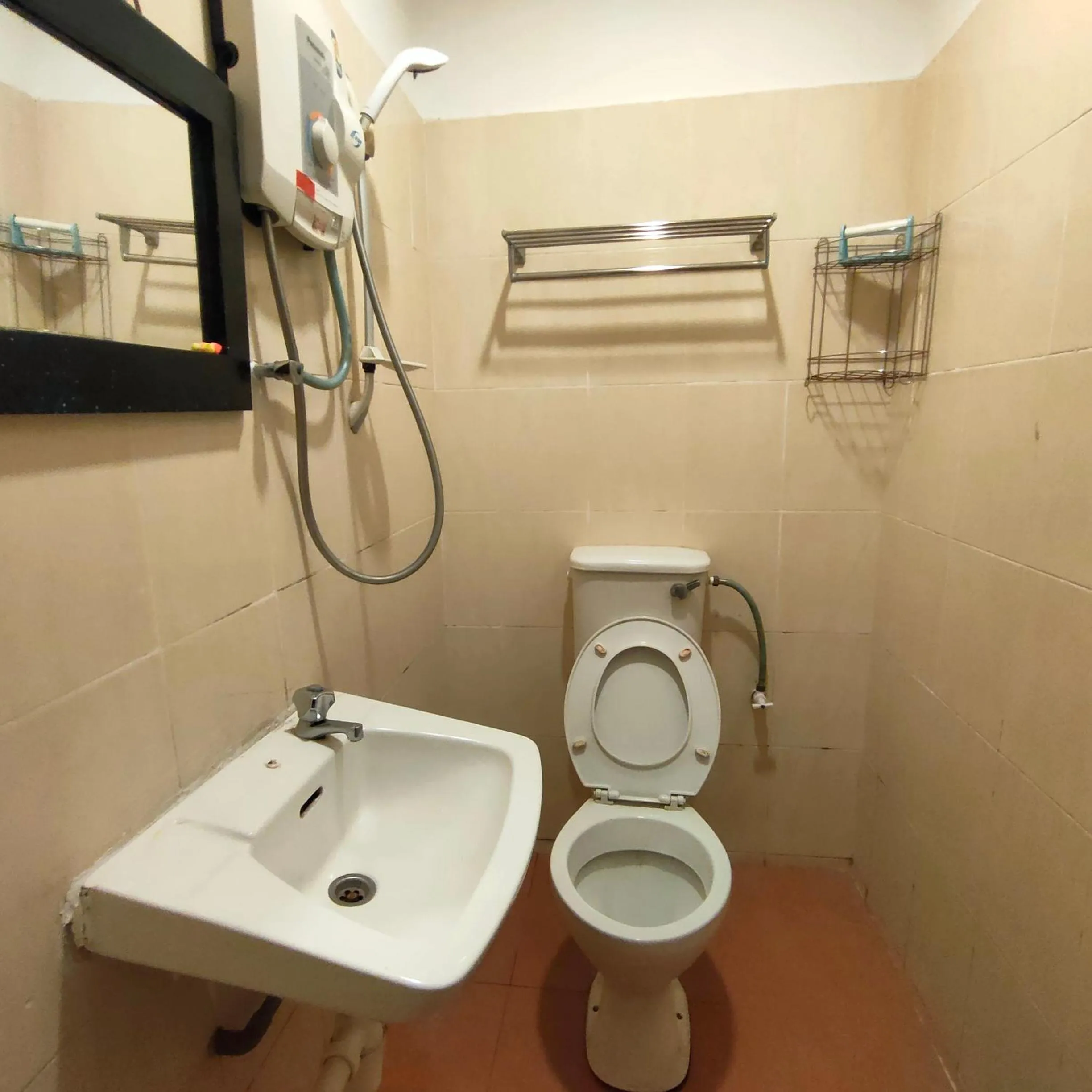 Toilet in Kota Lodge Guest House