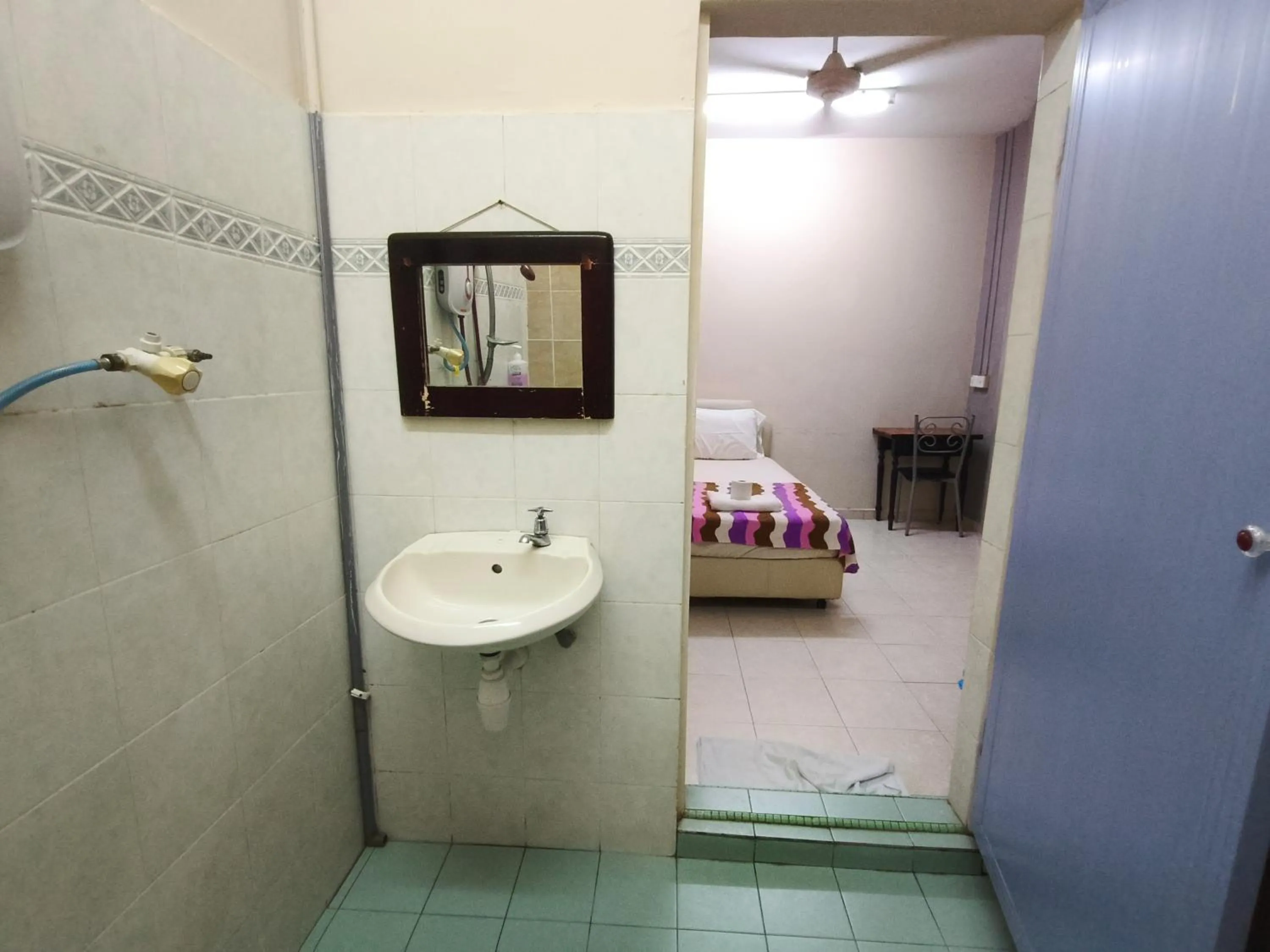 Bathroom in Kota Lodge Guest House