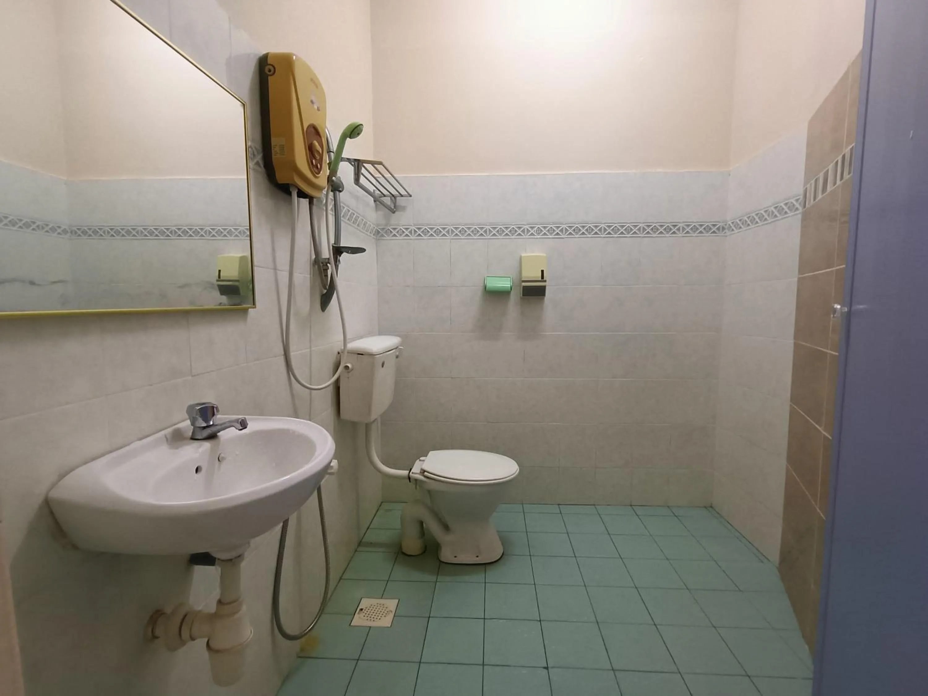 Bathroom in Kota Lodge Guest House