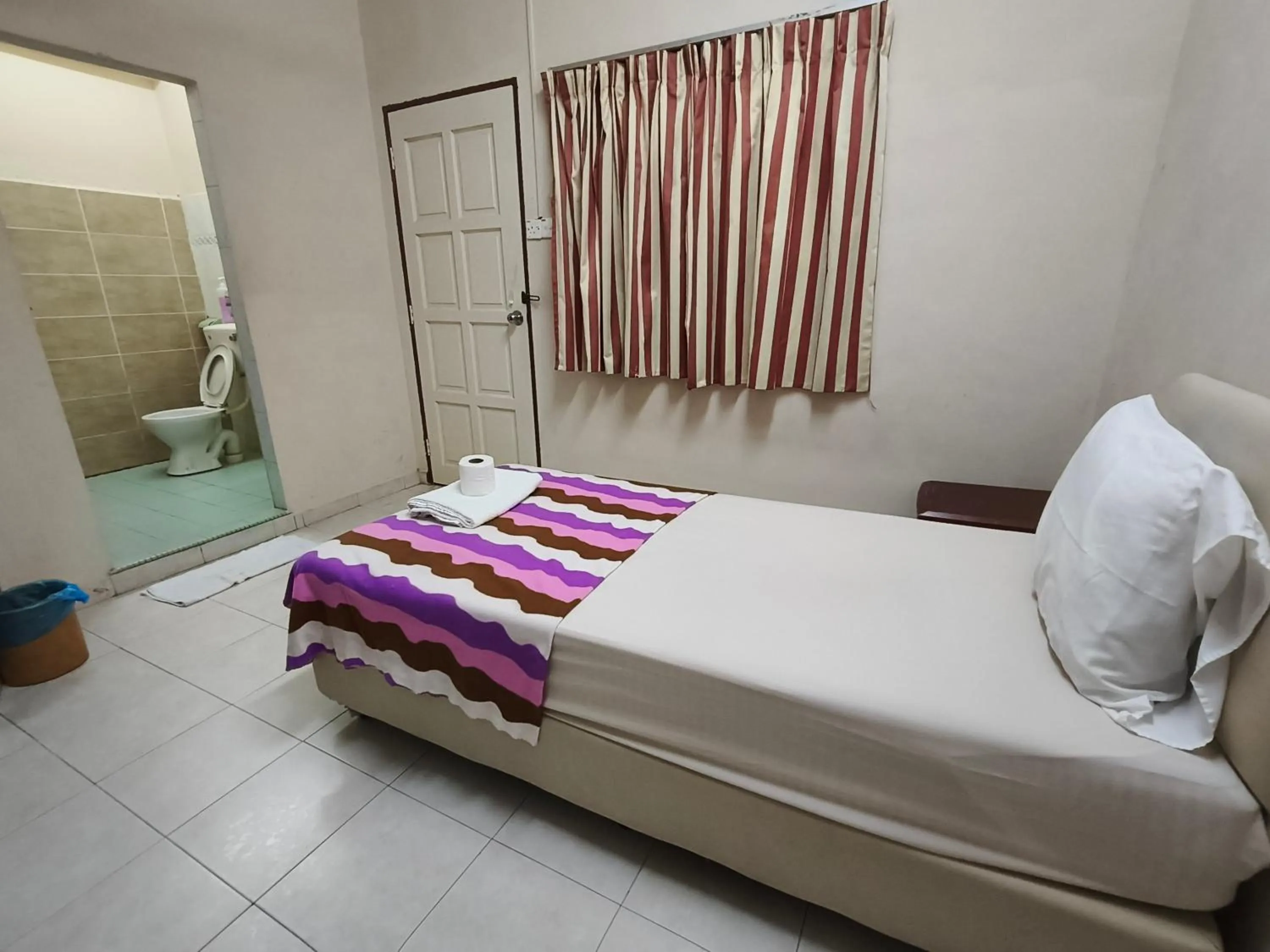 Bedroom, Bed in Kota Lodge Guest House