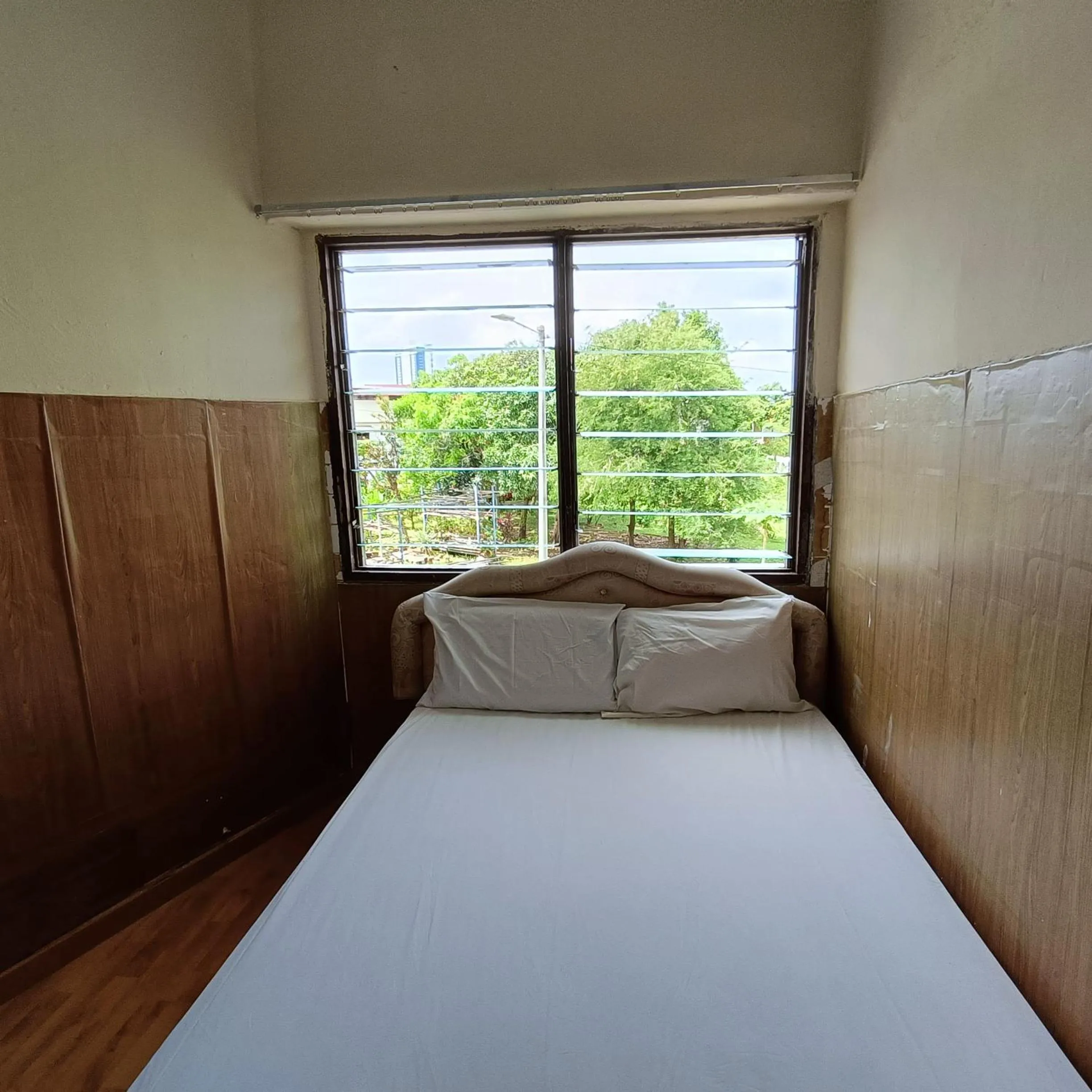 Bedroom, Bed in Kota Lodge Guest House