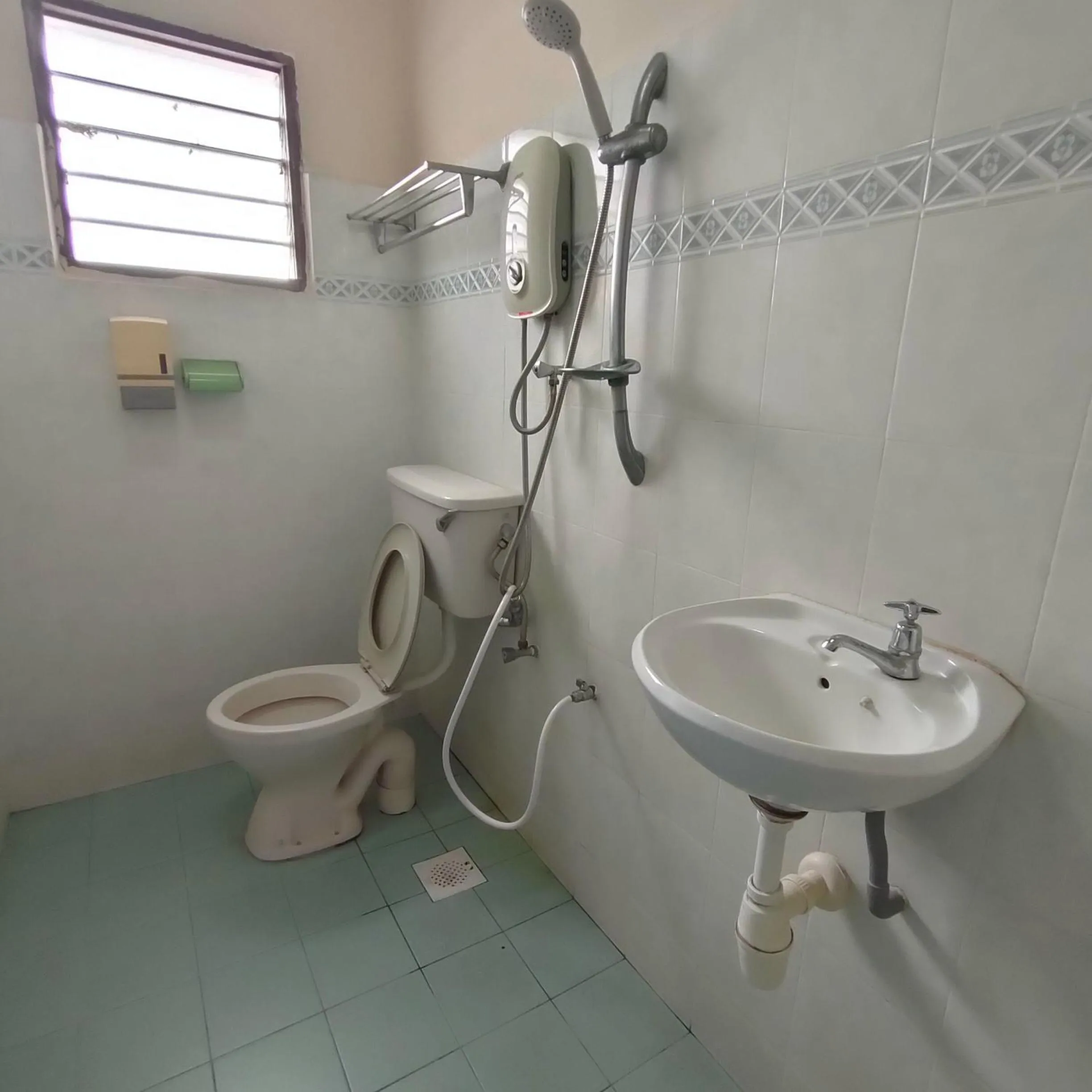 Shower in Kota Lodge Guest House