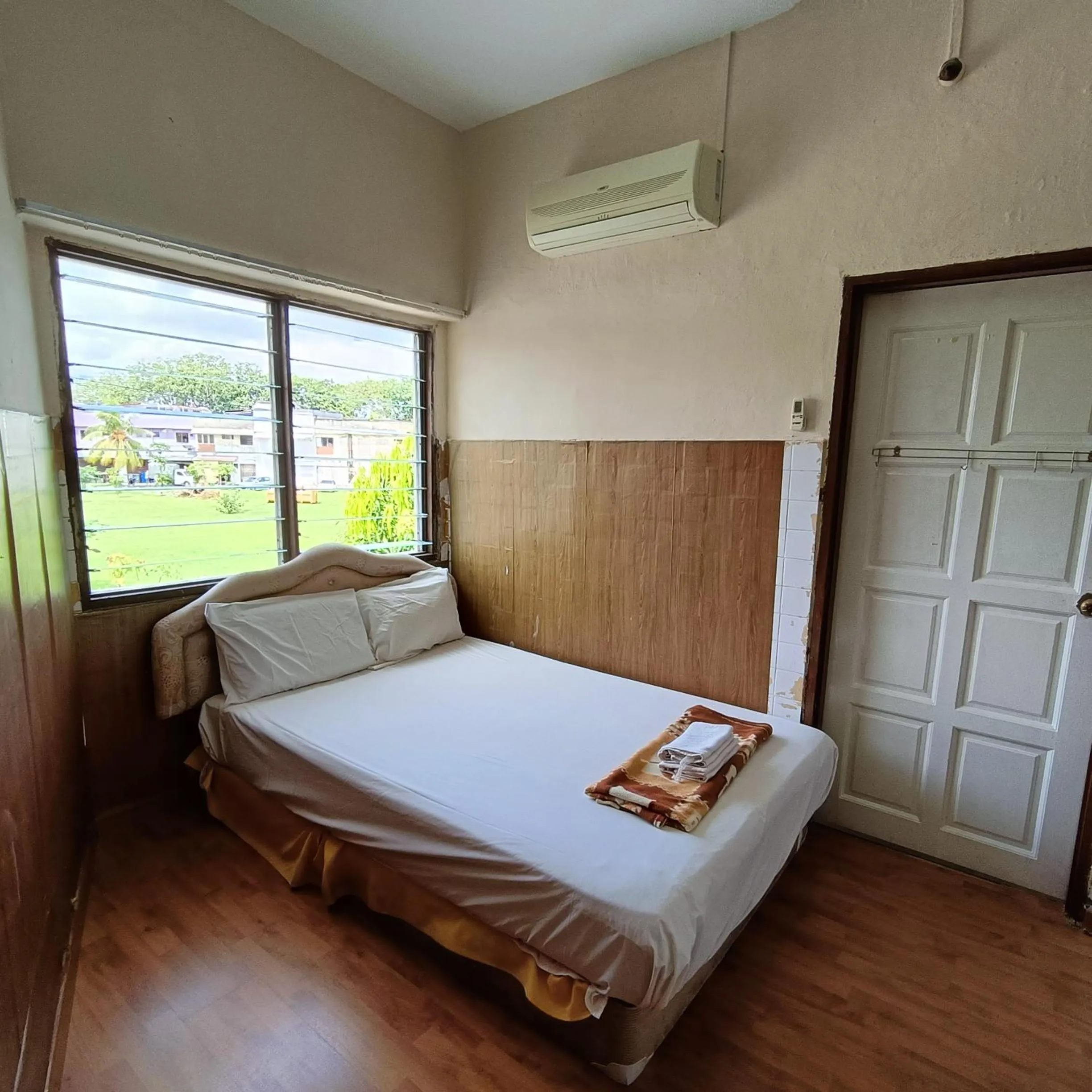 Photo of the whole room, Bed in Kota Lodge Guest House