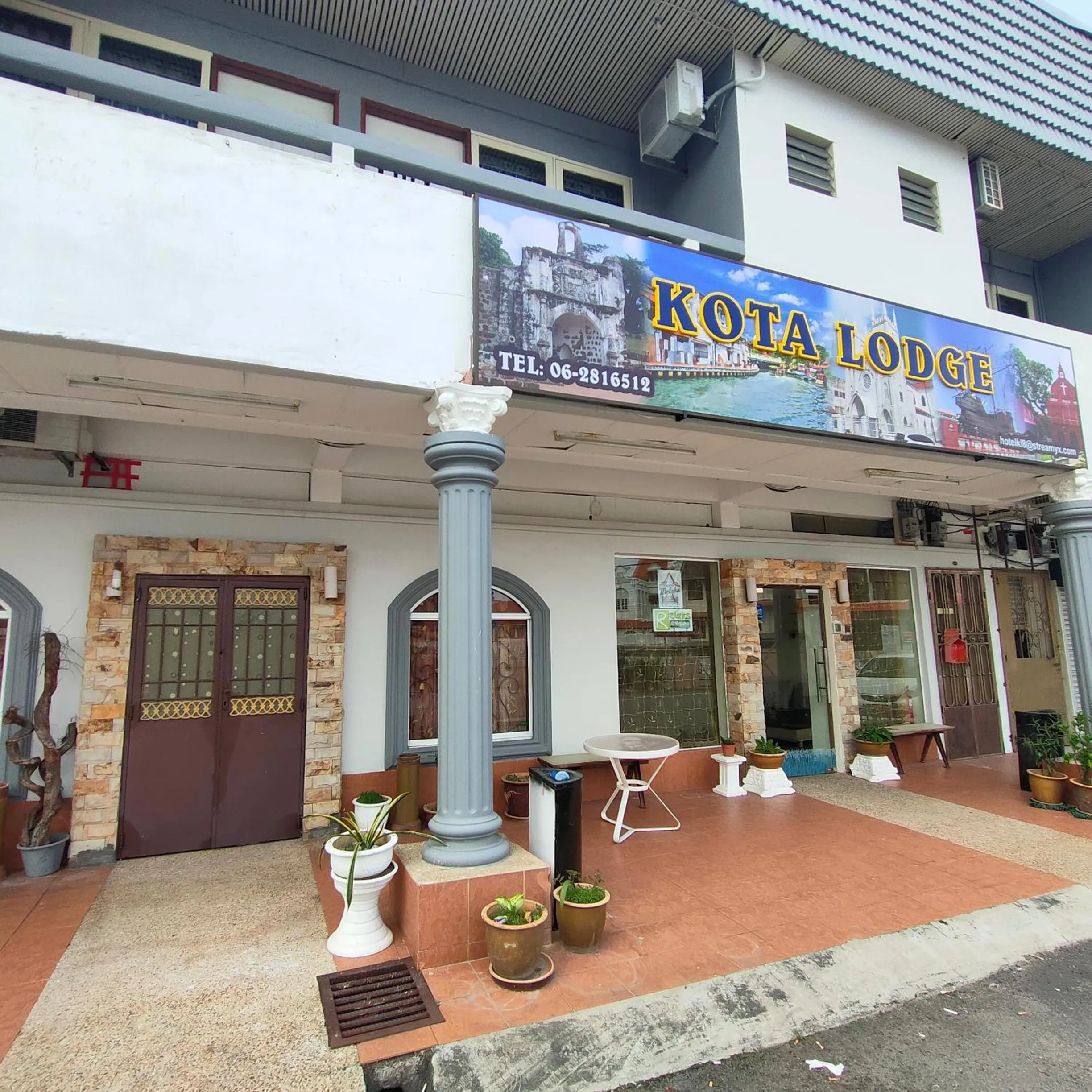 Property building in Kota Lodge Guest House