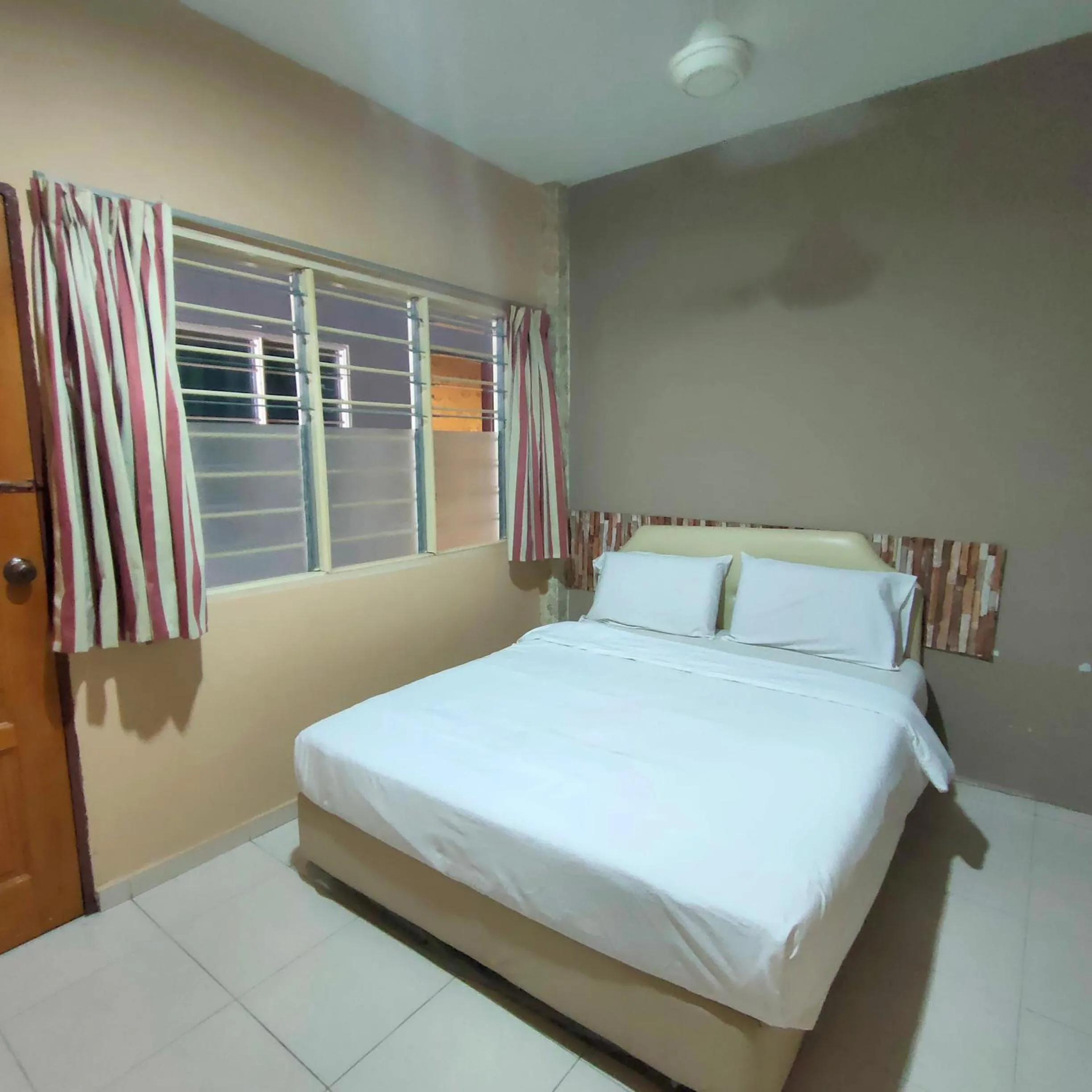 Bedroom, Bed in Kota Lodge Guest House