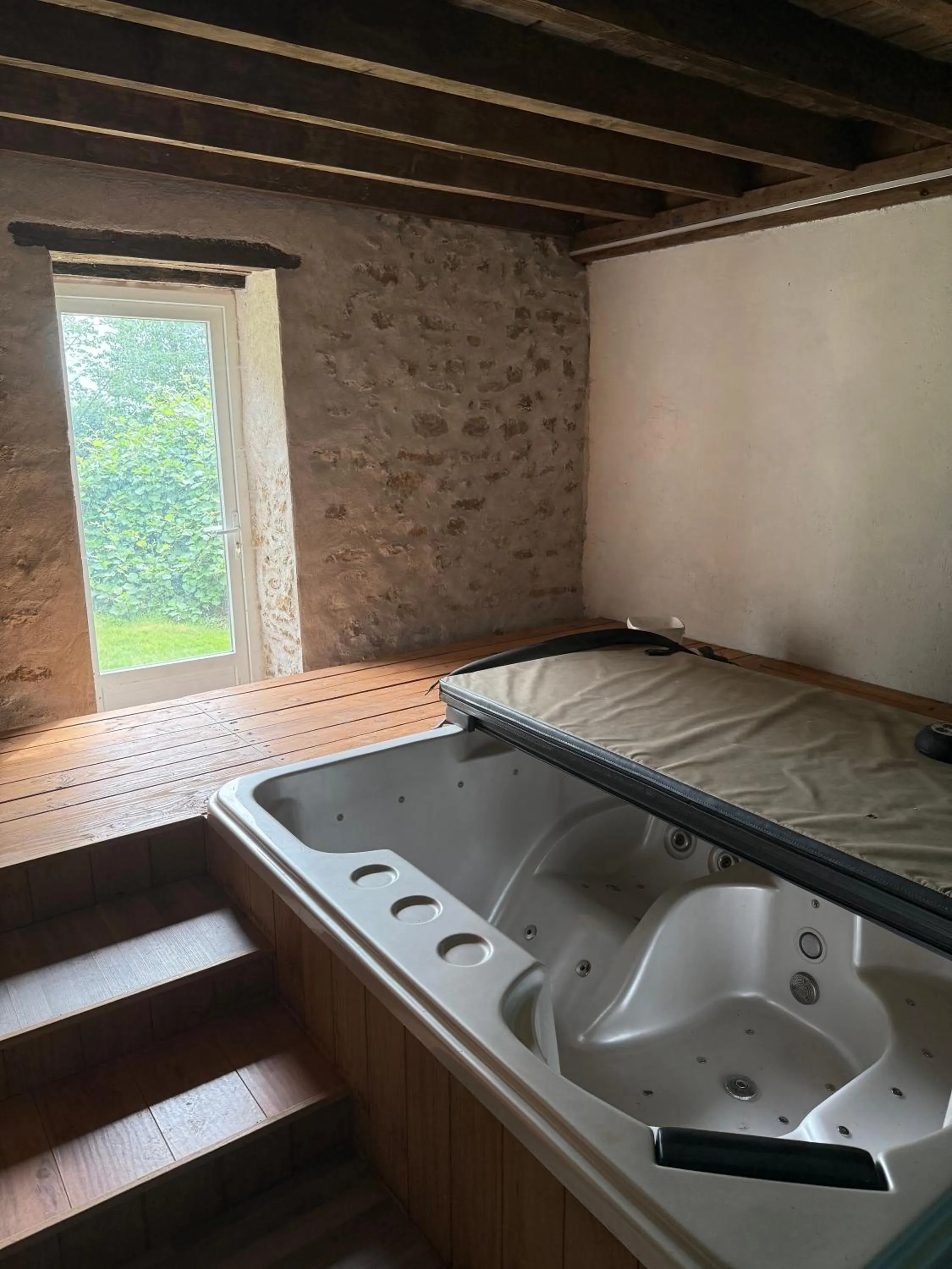 Hot Tub in Domaine Les Bertrands