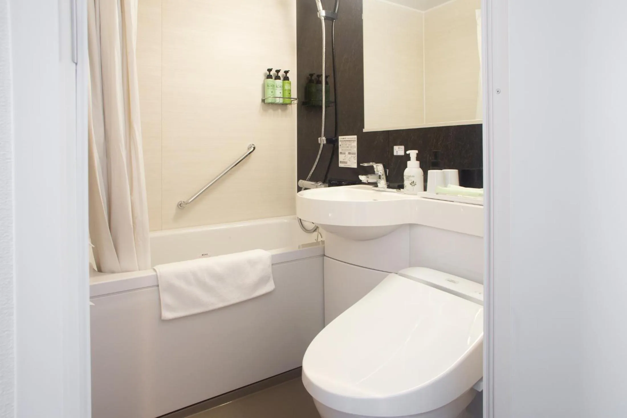 Shower in Hotel Kuretakeso Hiroshima Otemachi