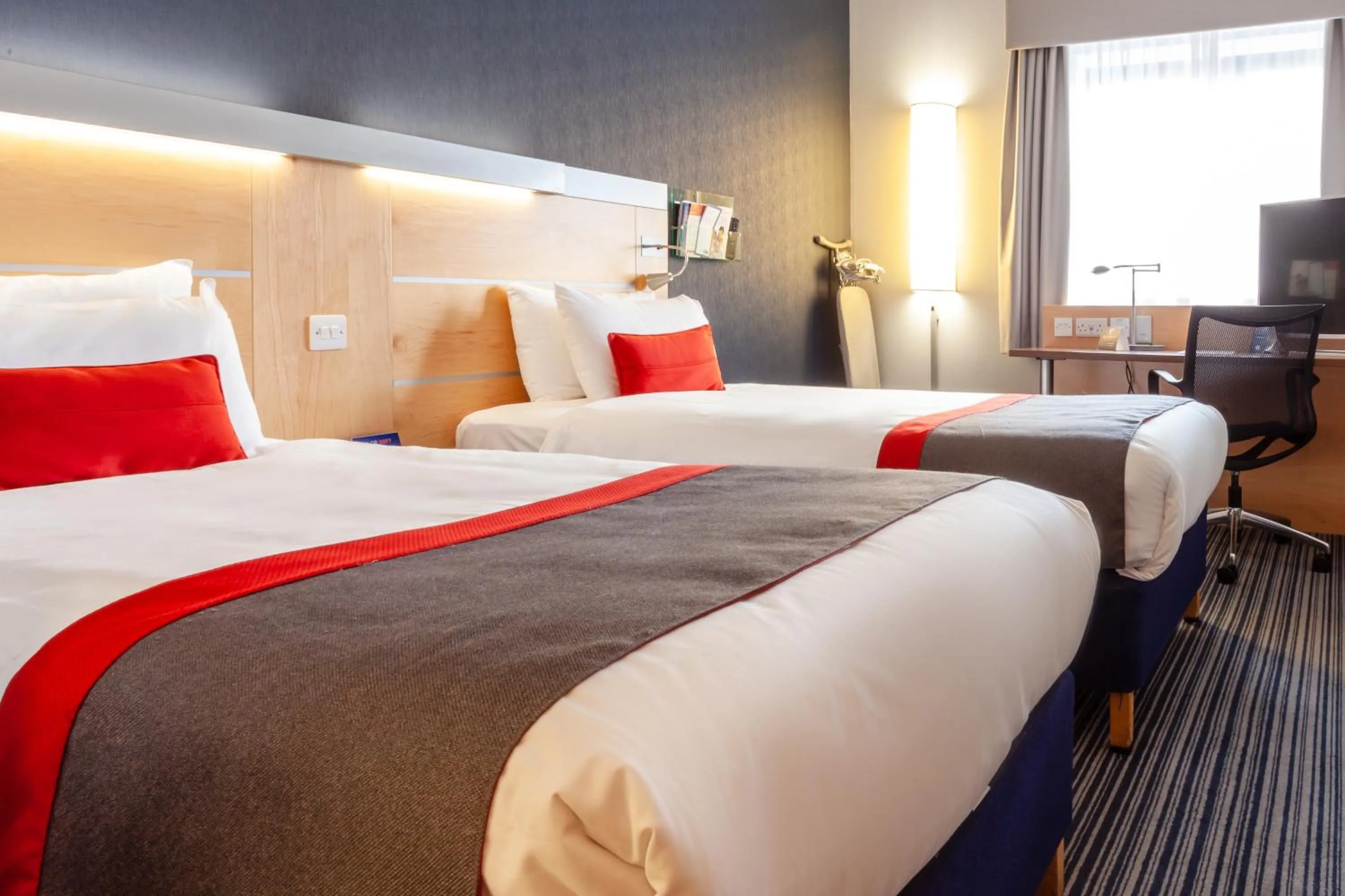 Bedroom, Bed in Holiday Inn Express Edinburgh – Royal Mile by IHG