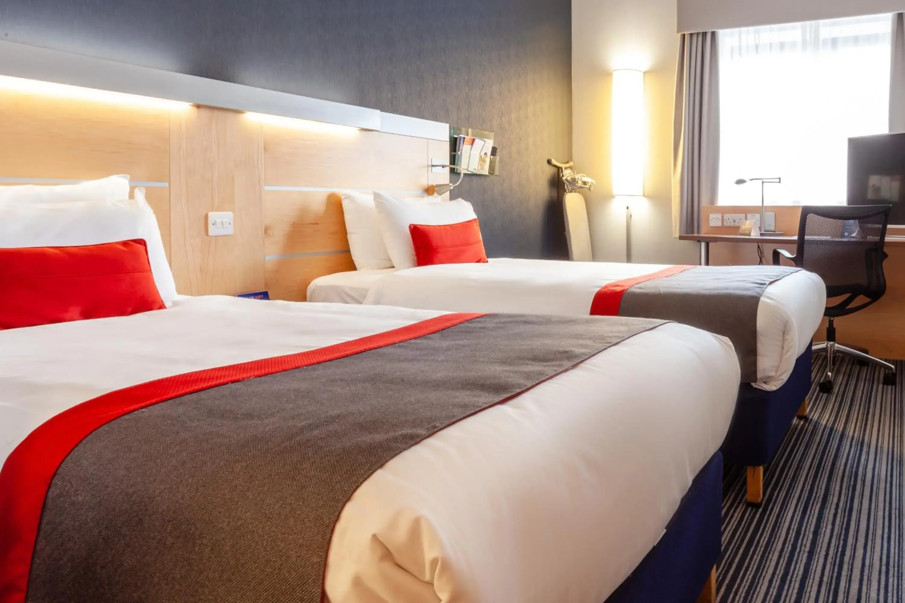 Standard Twin Room with Free Hot Breakfast in Holiday Inn Express Edinburgh – Royal Mile by IHG Standard Twin Room with Free Hot Breakfast in Holiday Inn Express Edinburgh – Royal Mile by IHG