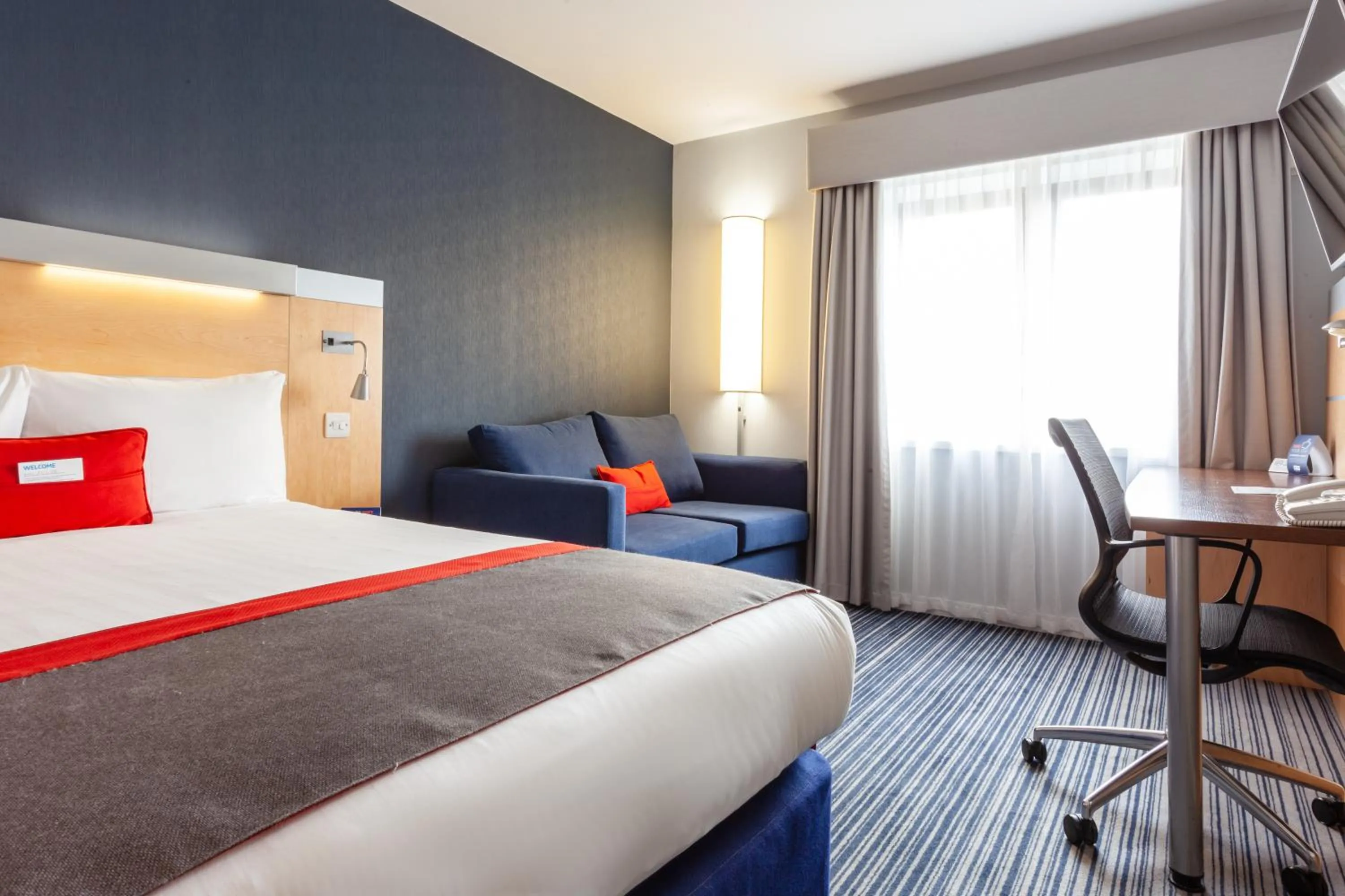 Bedroom, Bed in Holiday Inn Express Edinburgh – Royal Mile by IHG