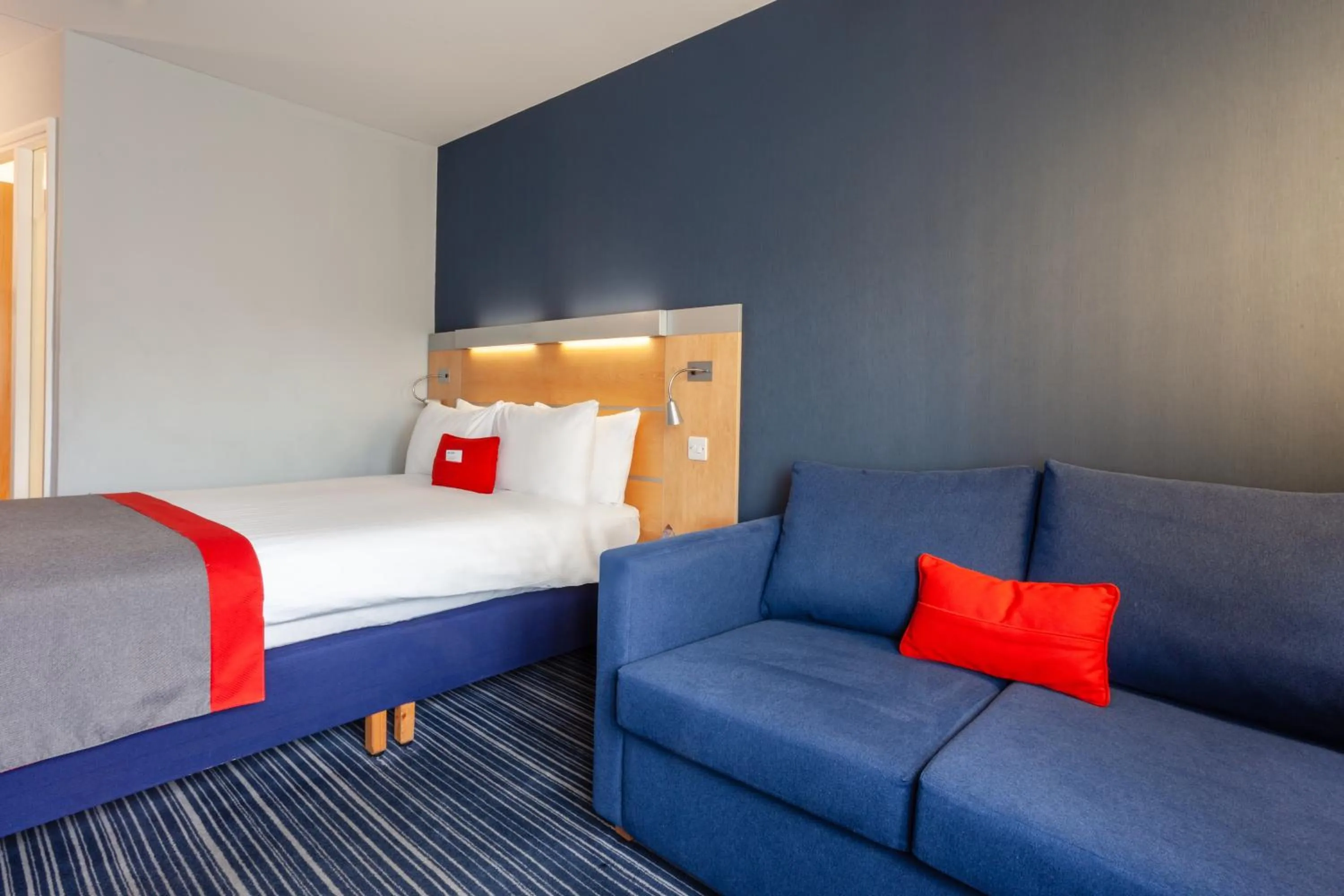 Bedroom, Bed in Holiday Inn Express Edinburgh – Royal Mile by IHG