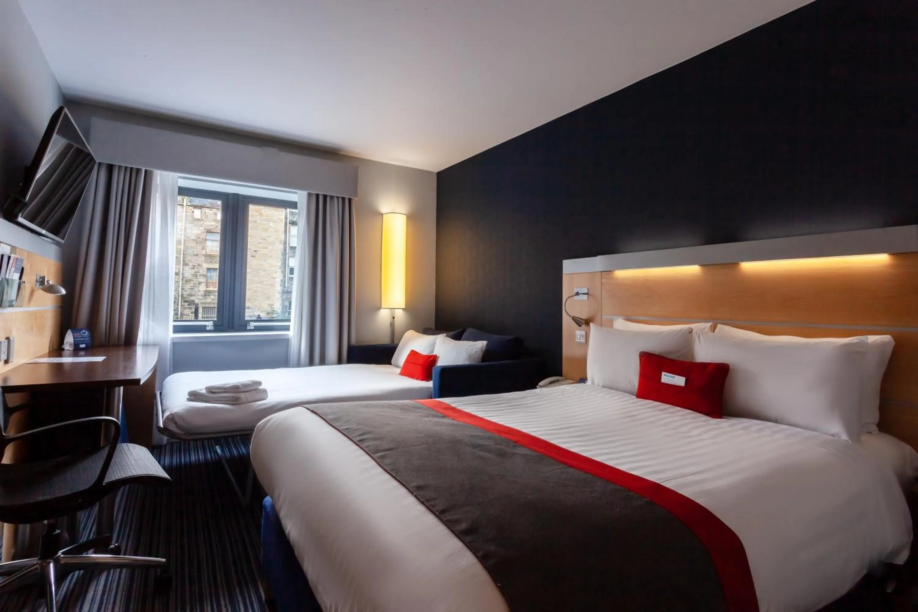 Bedroom, Bed in Holiday Inn Express Edinburgh – Royal Mile by IHG