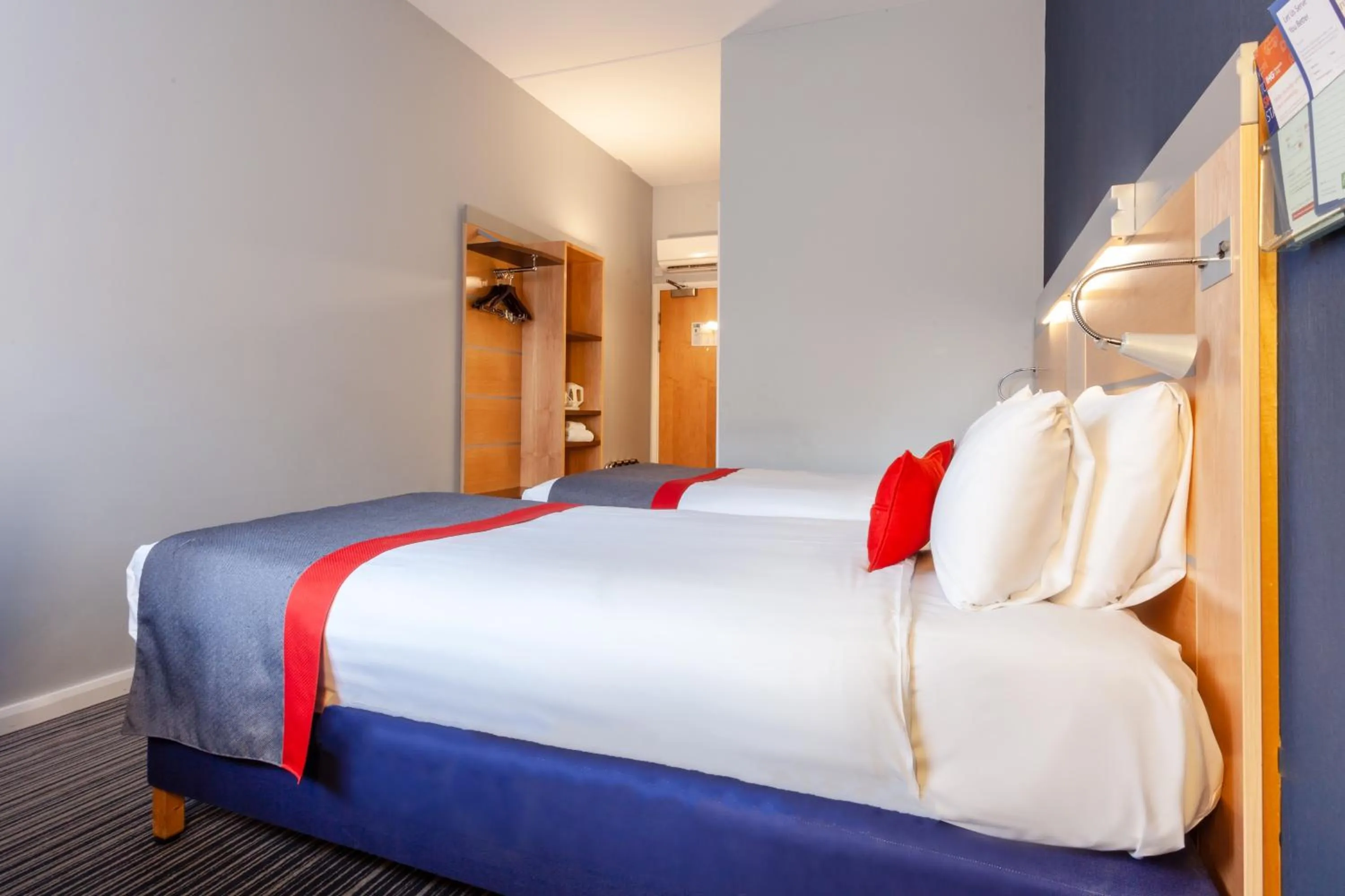 Bedroom, Bed in Holiday Inn Express Edinburgh – Royal Mile by IHG