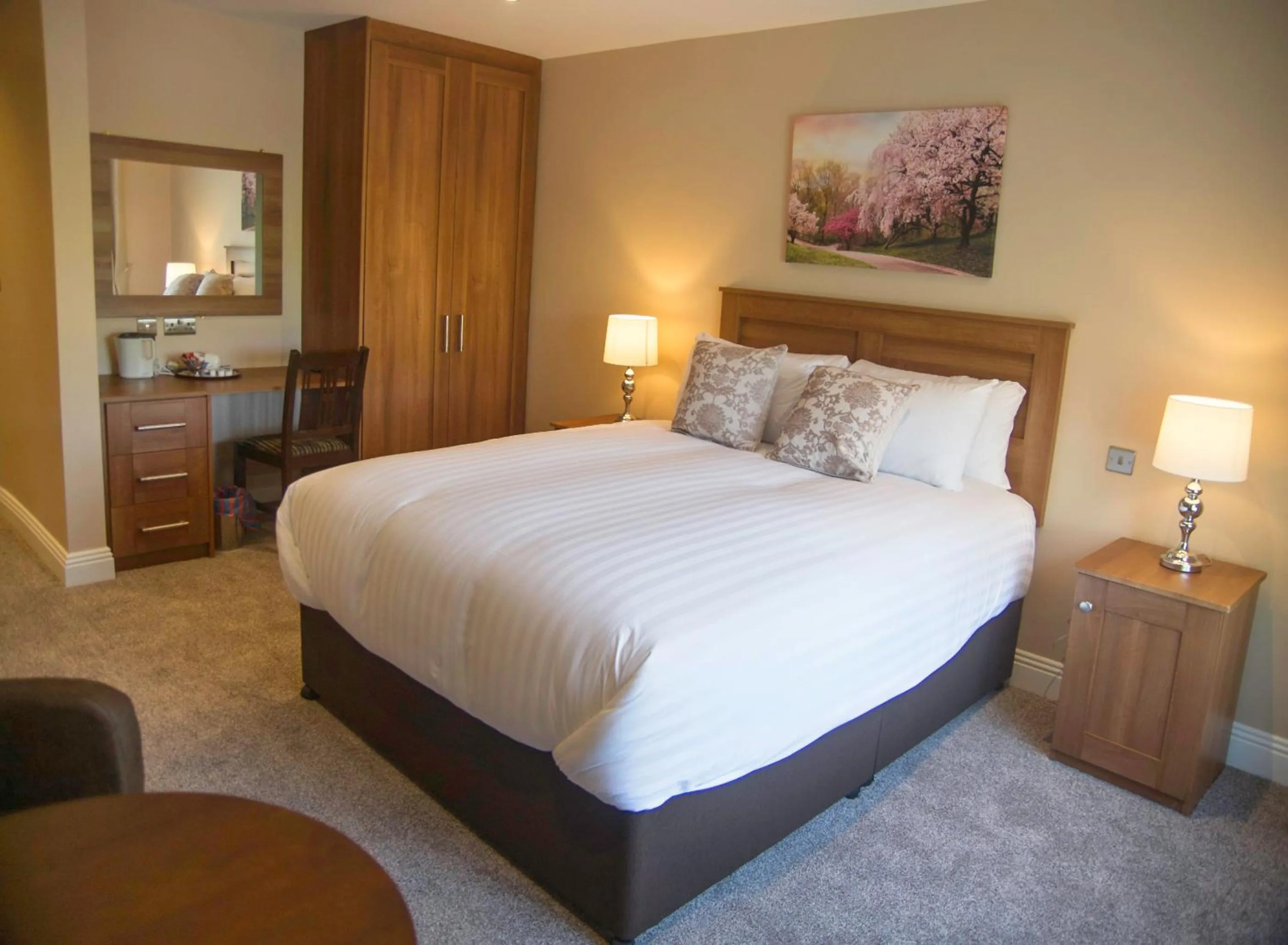 Bedroom, Bed in Hillview House