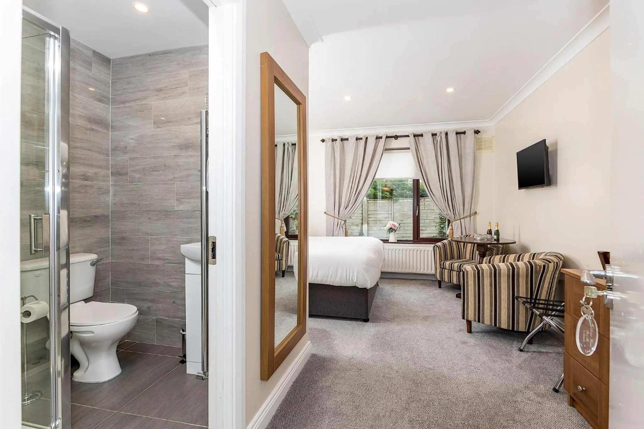 Bedroom, Bed in Hillview House