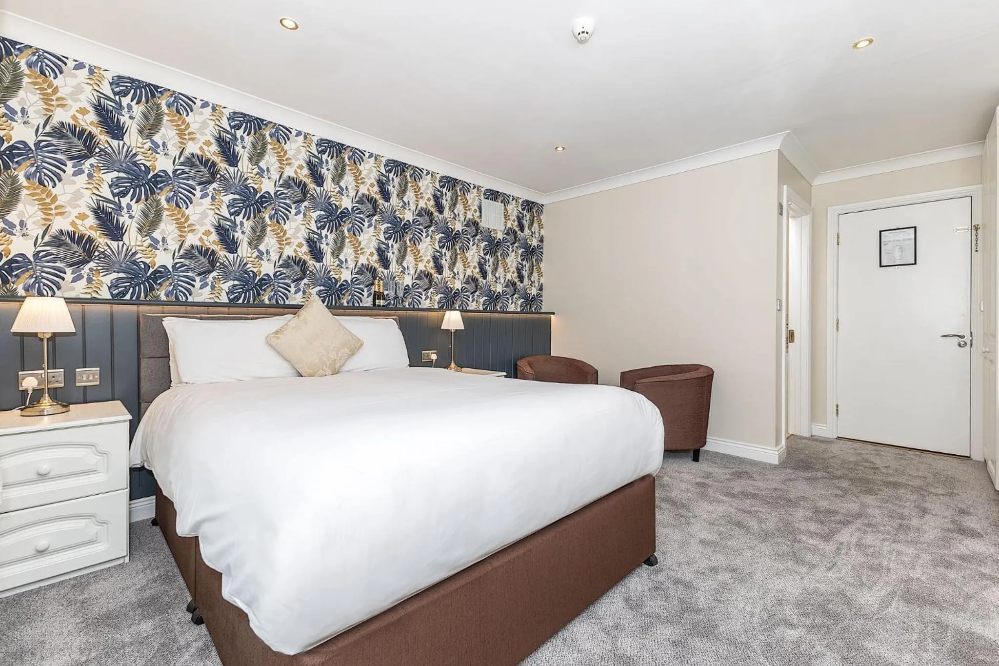 Photo of the whole room, Bed in Hillview House