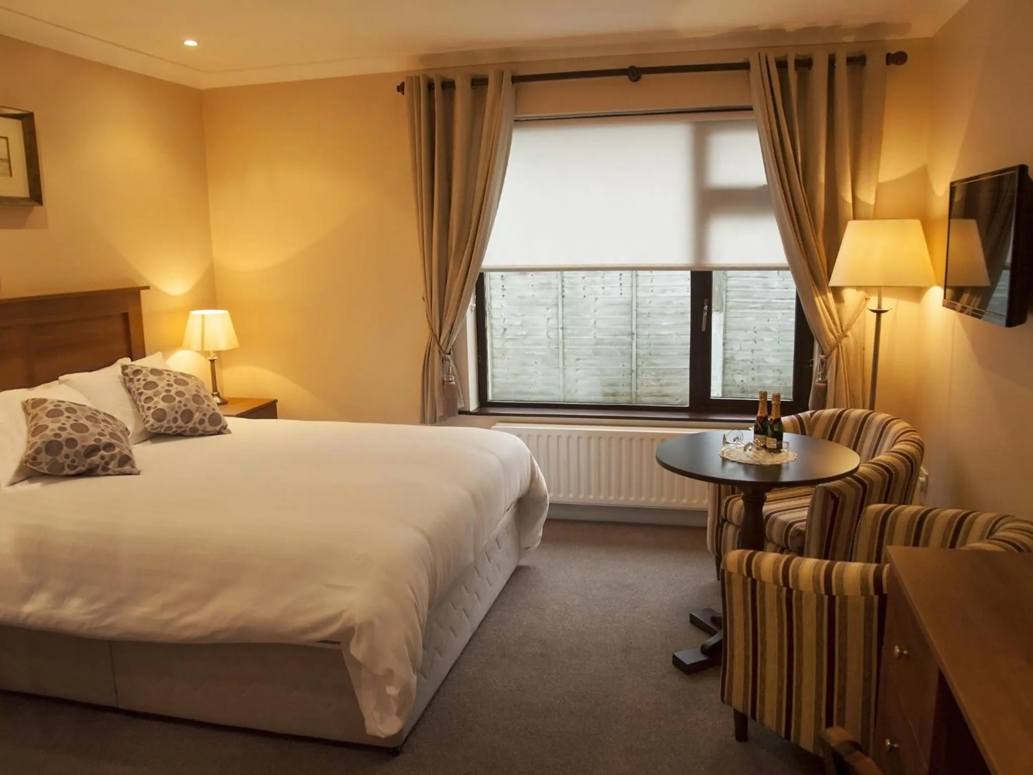 Bedroom, Bed in Hillview House