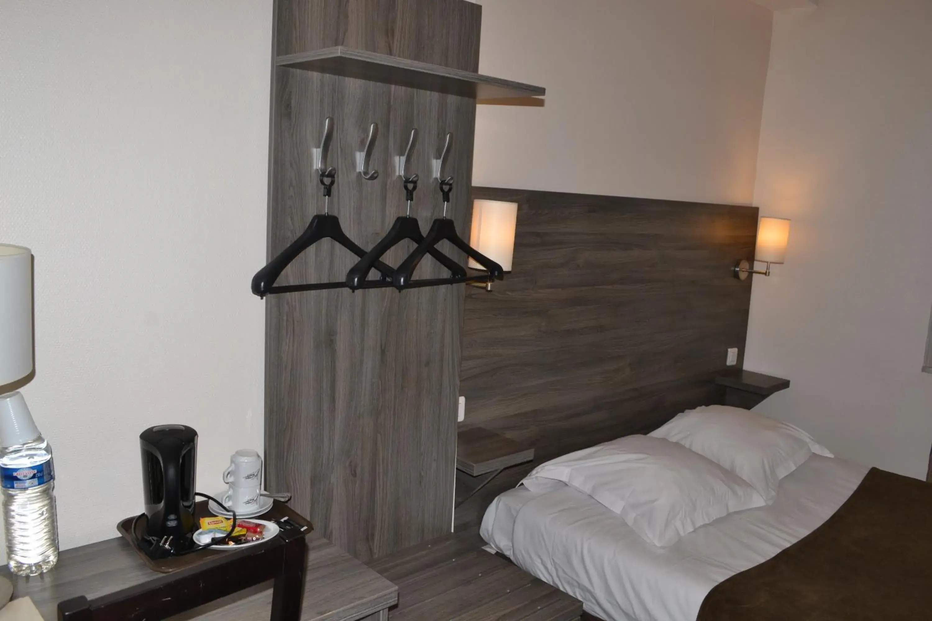 Single Room in Logis-Hôtel & Restaurant LE CARNOT Single Room in Logis-Hôtel & Restaurant LE CARNOT