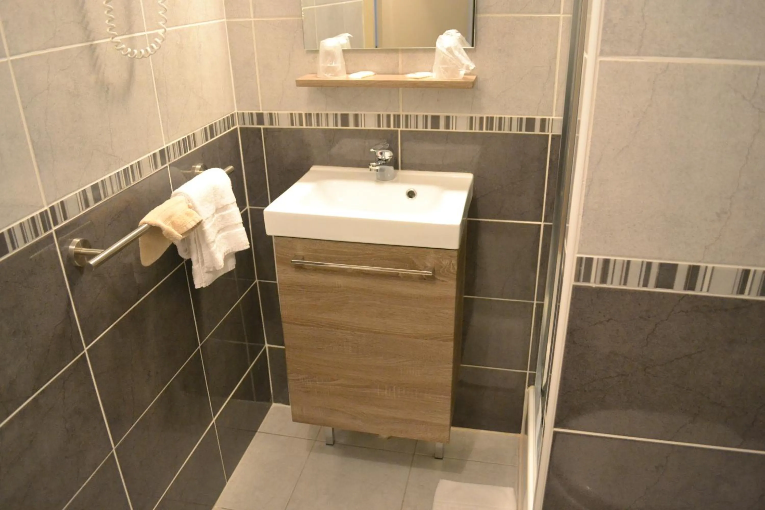 Bathroom in Logis-Hôtel & Restaurant LE CARNOT