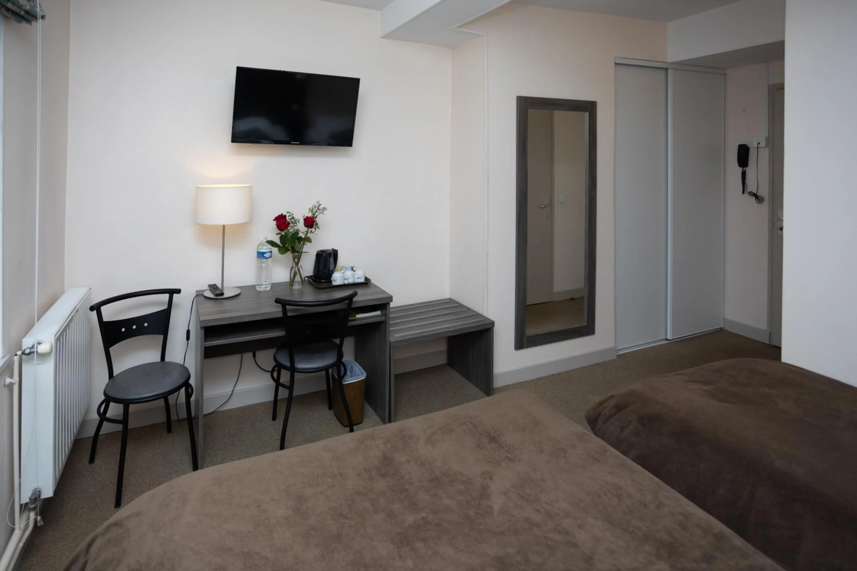 Bed in Logis-Hôtel & Restaurant LE CARNOT