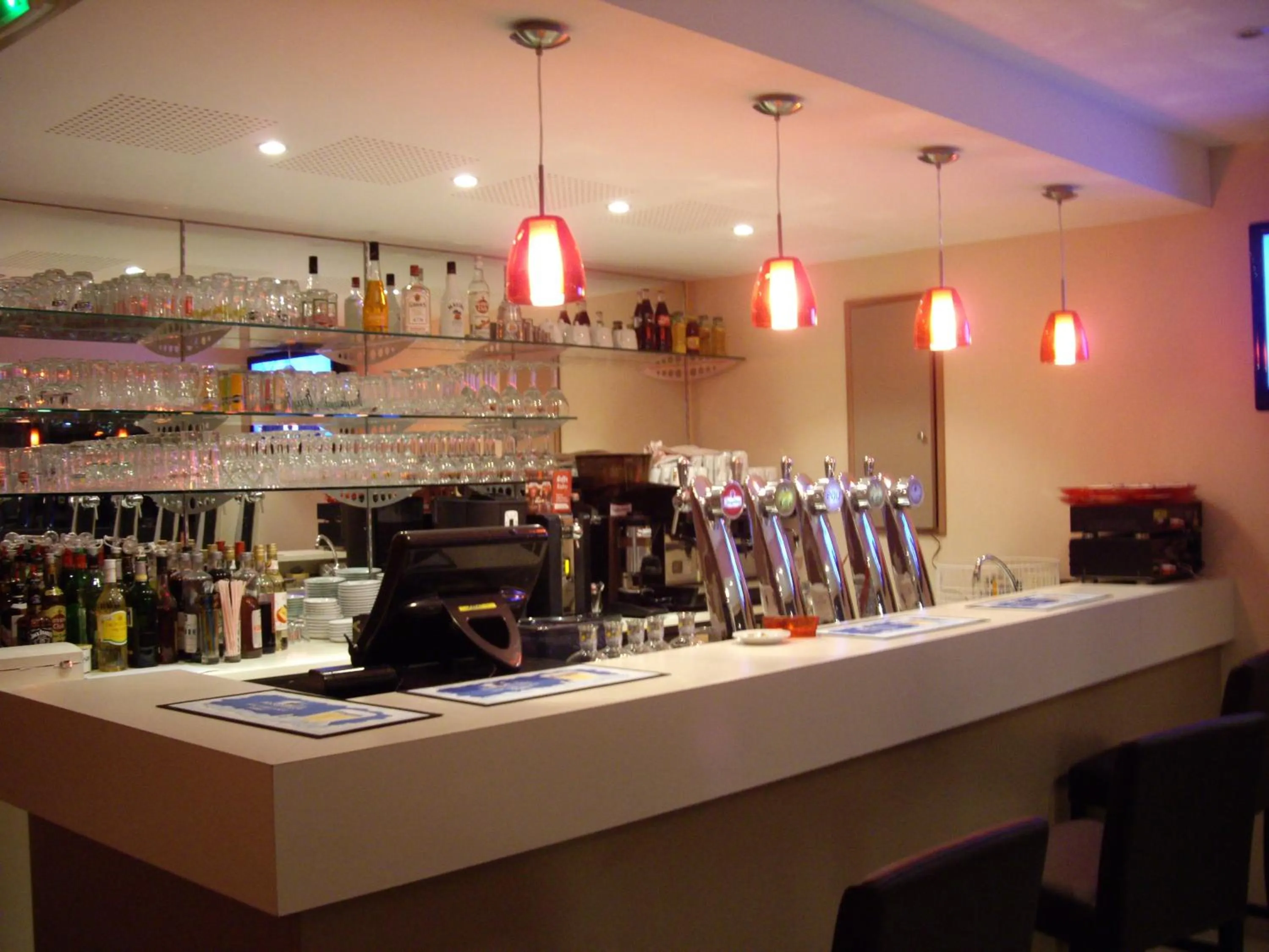 Lounge or bar in Logis-Hôtel & Restaurant LE CARNOT