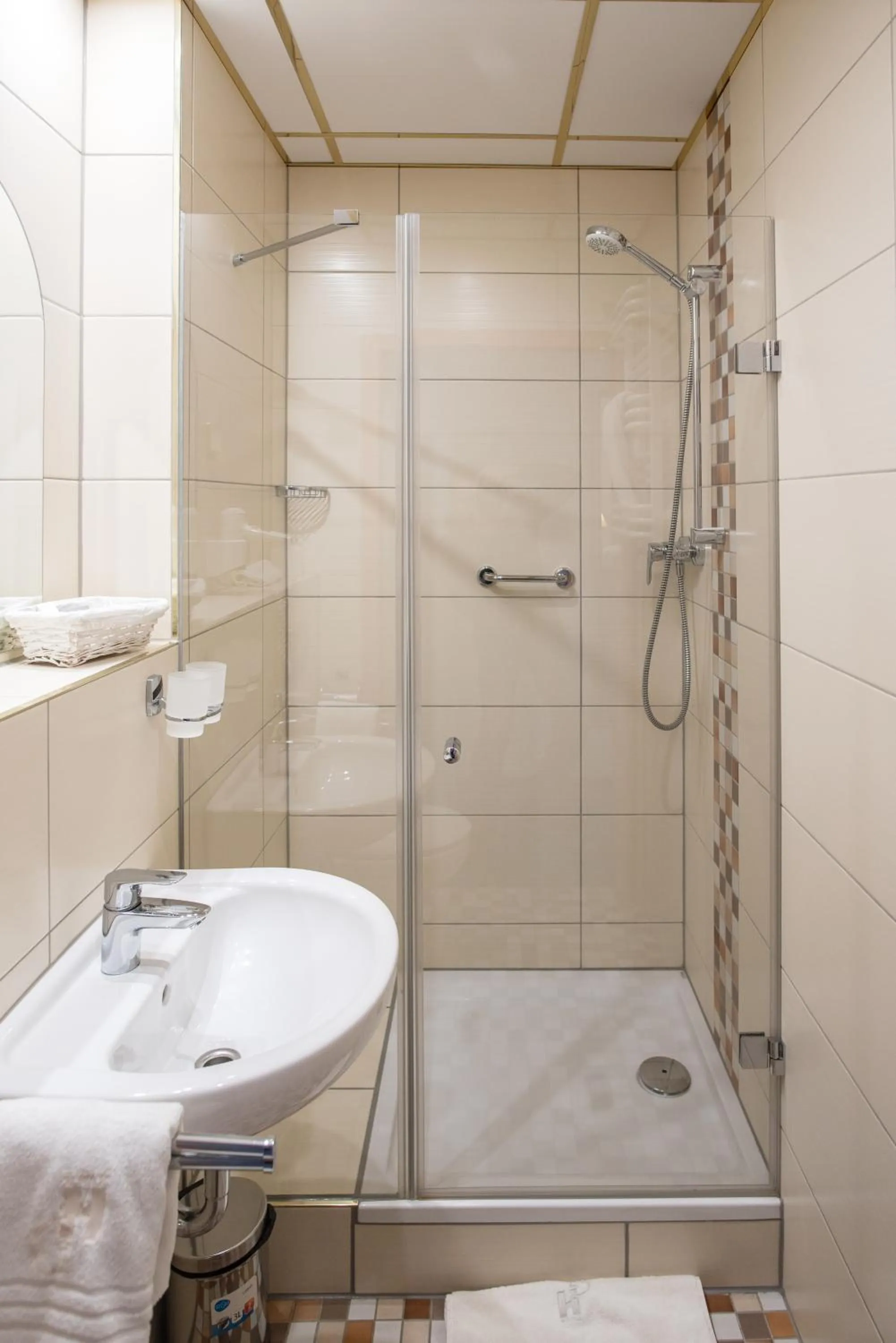 Shower in SkyHotelGwarna