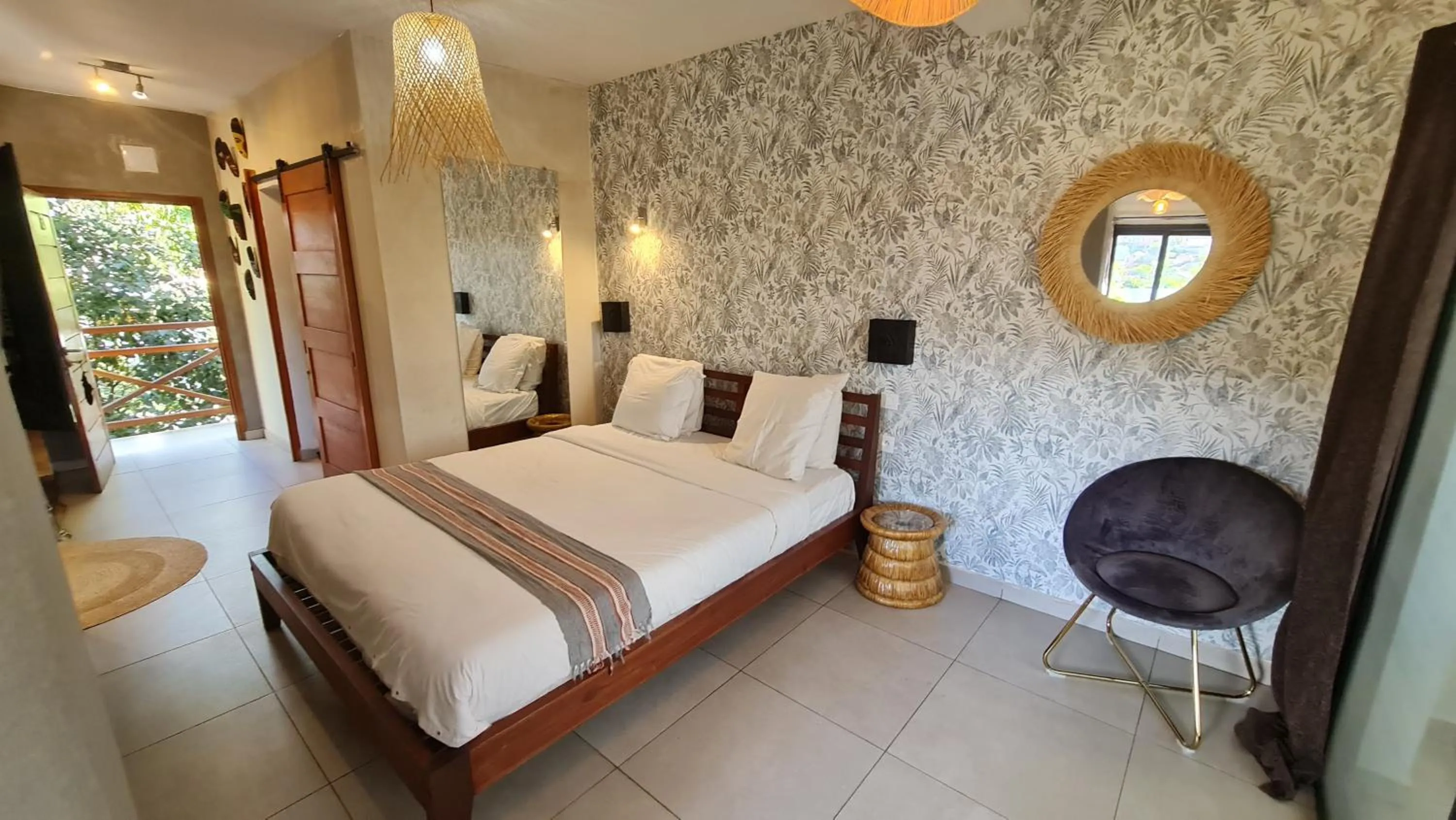 Living room, Bed in Ikopa Hôtel Madagascar