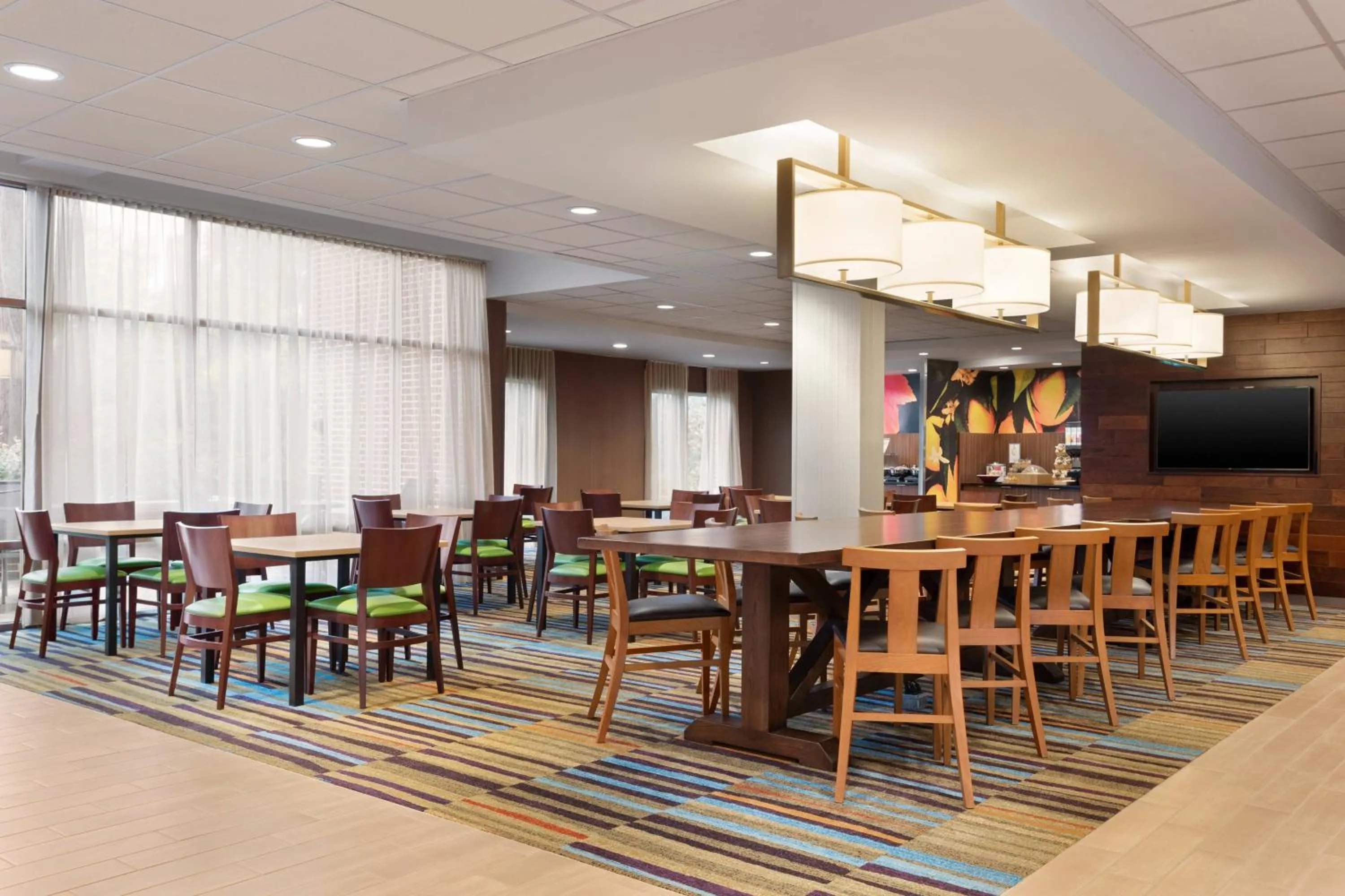 Breakfast in Fairfield Inn & Suites by Marriott Charlottesville Downtown/University Area