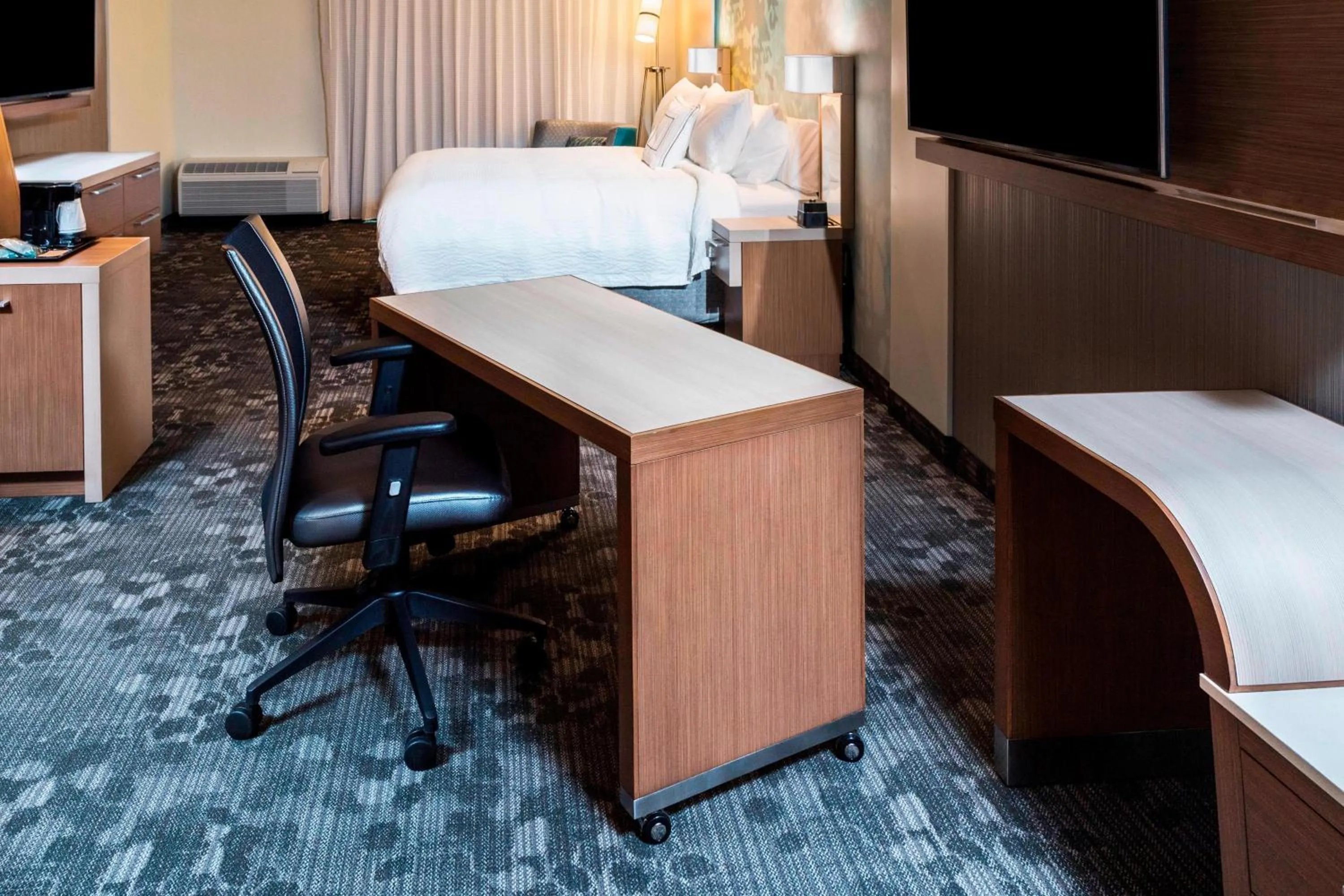 Photo of the whole room, Bed in Courtyard by Marriott Tampa Northwest/Veterans Expressway