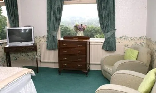 TV and multimedia in Oakfield Lodge Guest House Stockport
