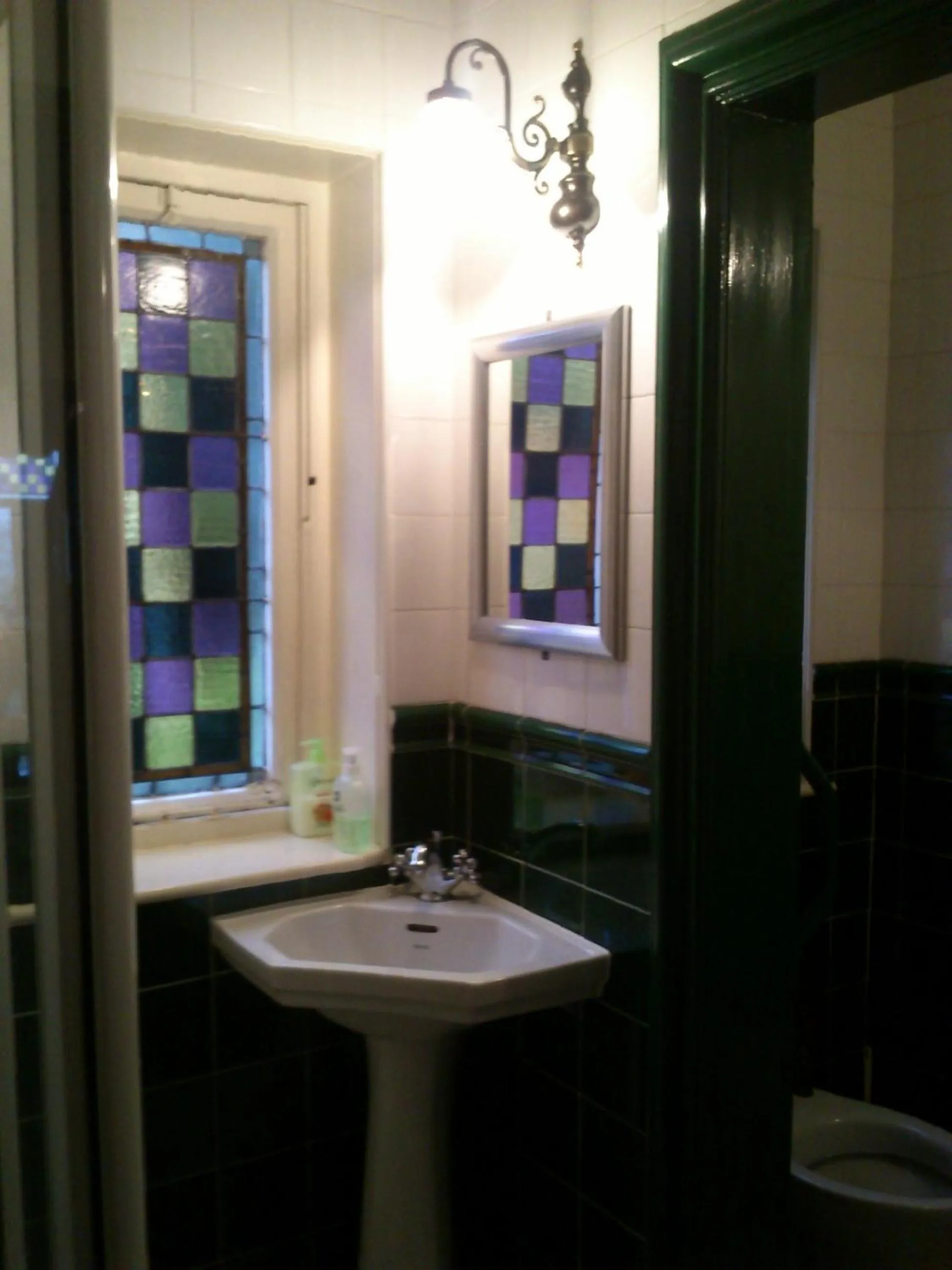Bathroom in Oakfield Lodge Guest House Stockport