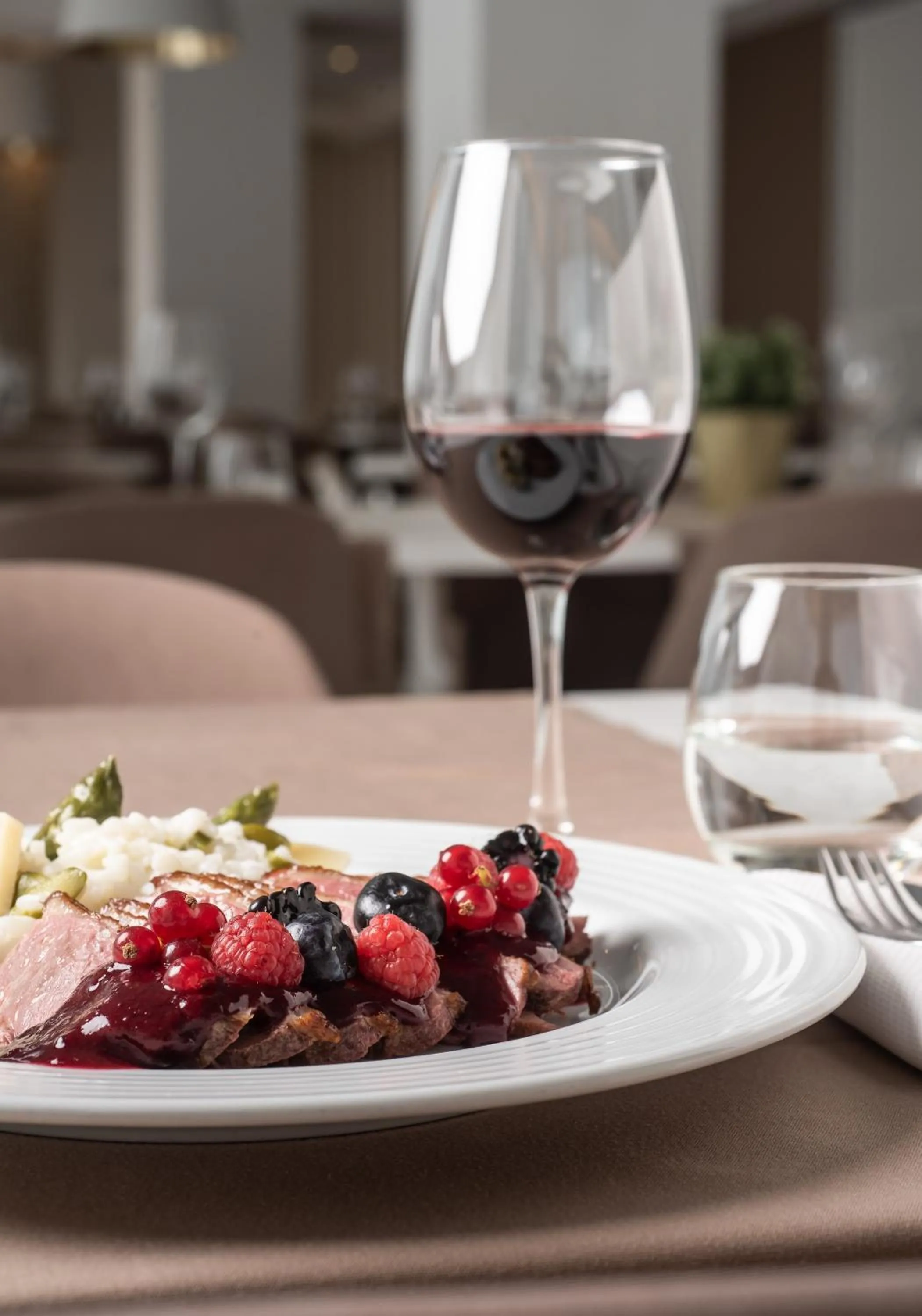 Restaurant/places to eat in Essence Inn Marianos Hotel