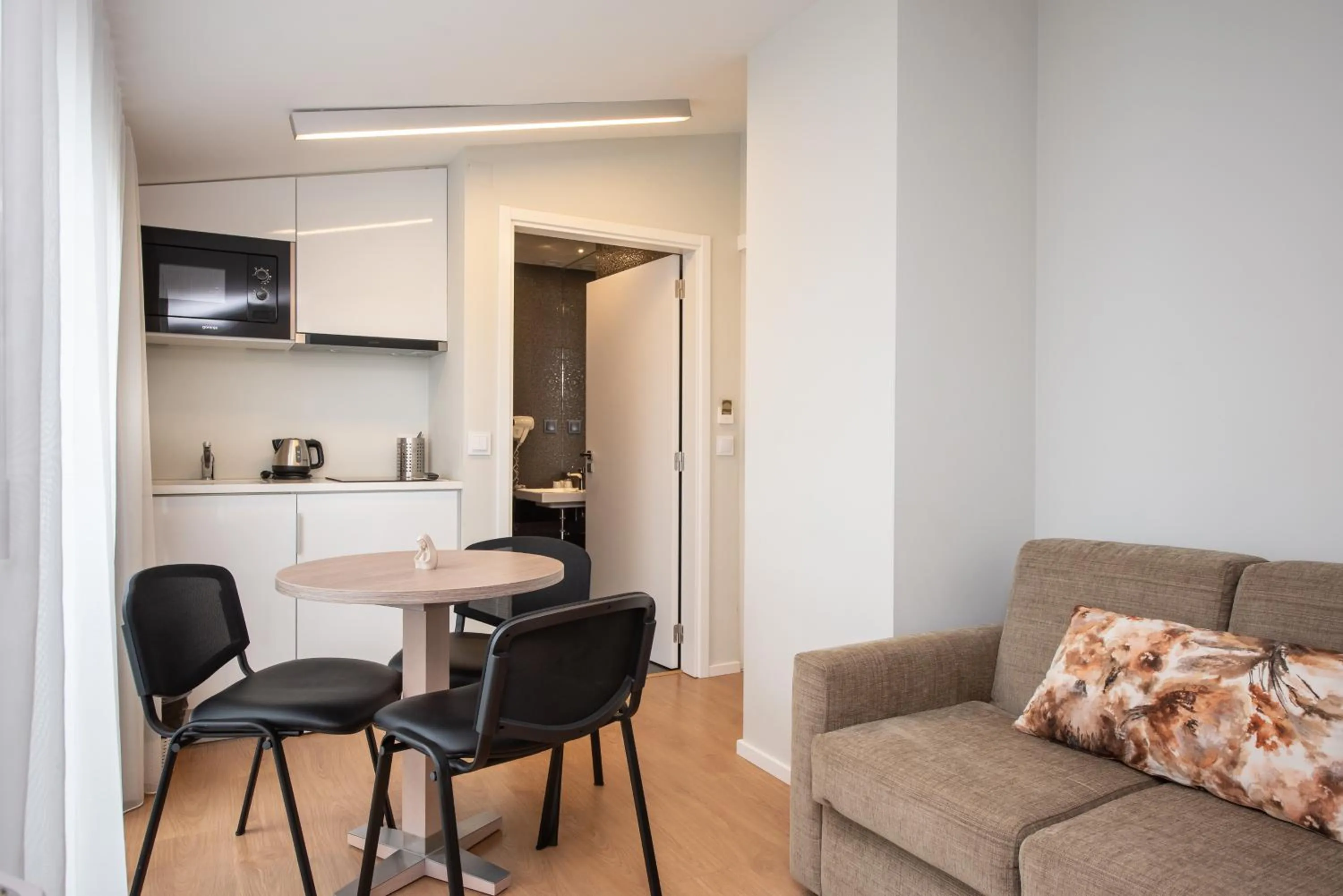 Kitchen or kitchenette in Essence Inn Marianos Hotel