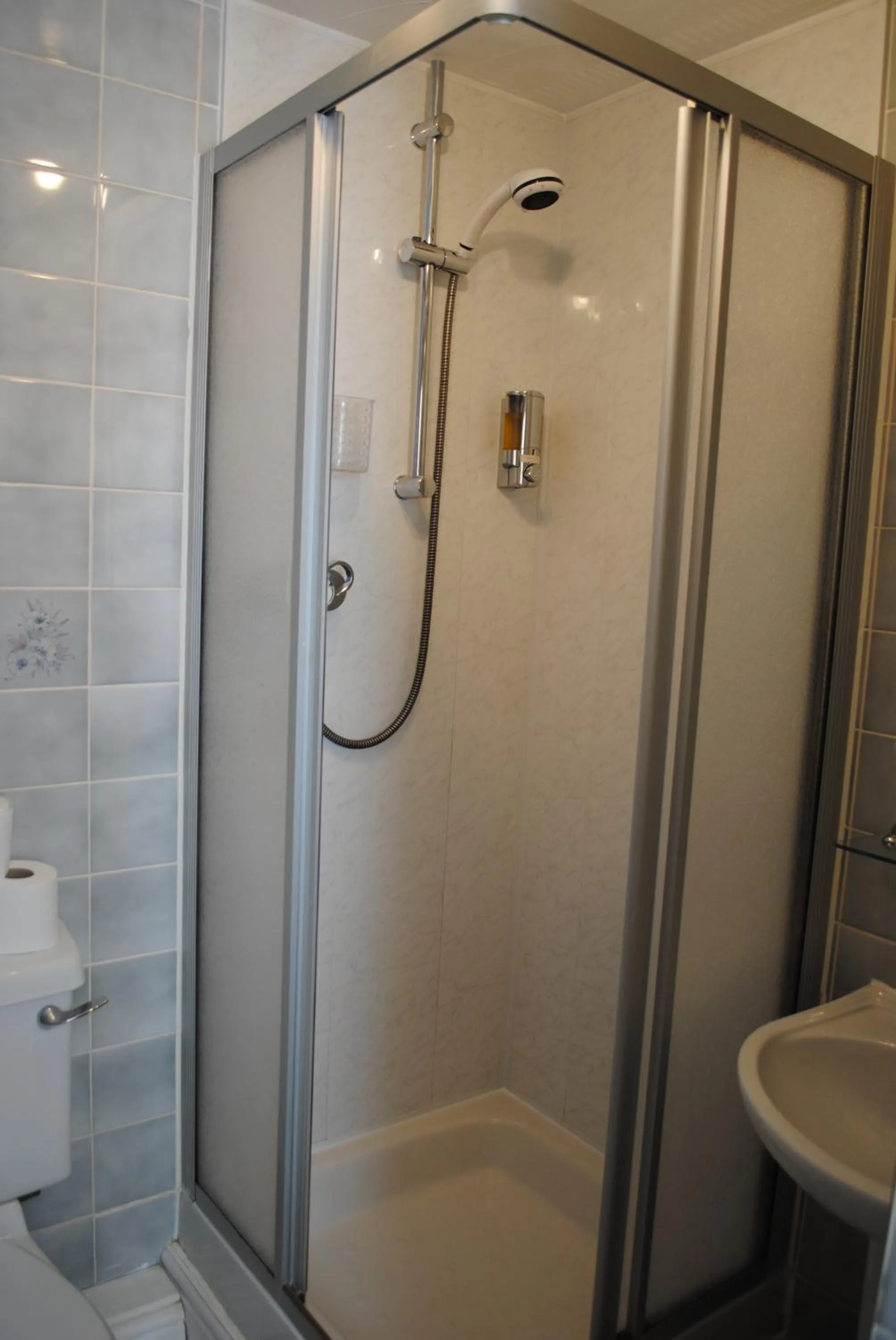 Shower in Craig-Ard Hotel