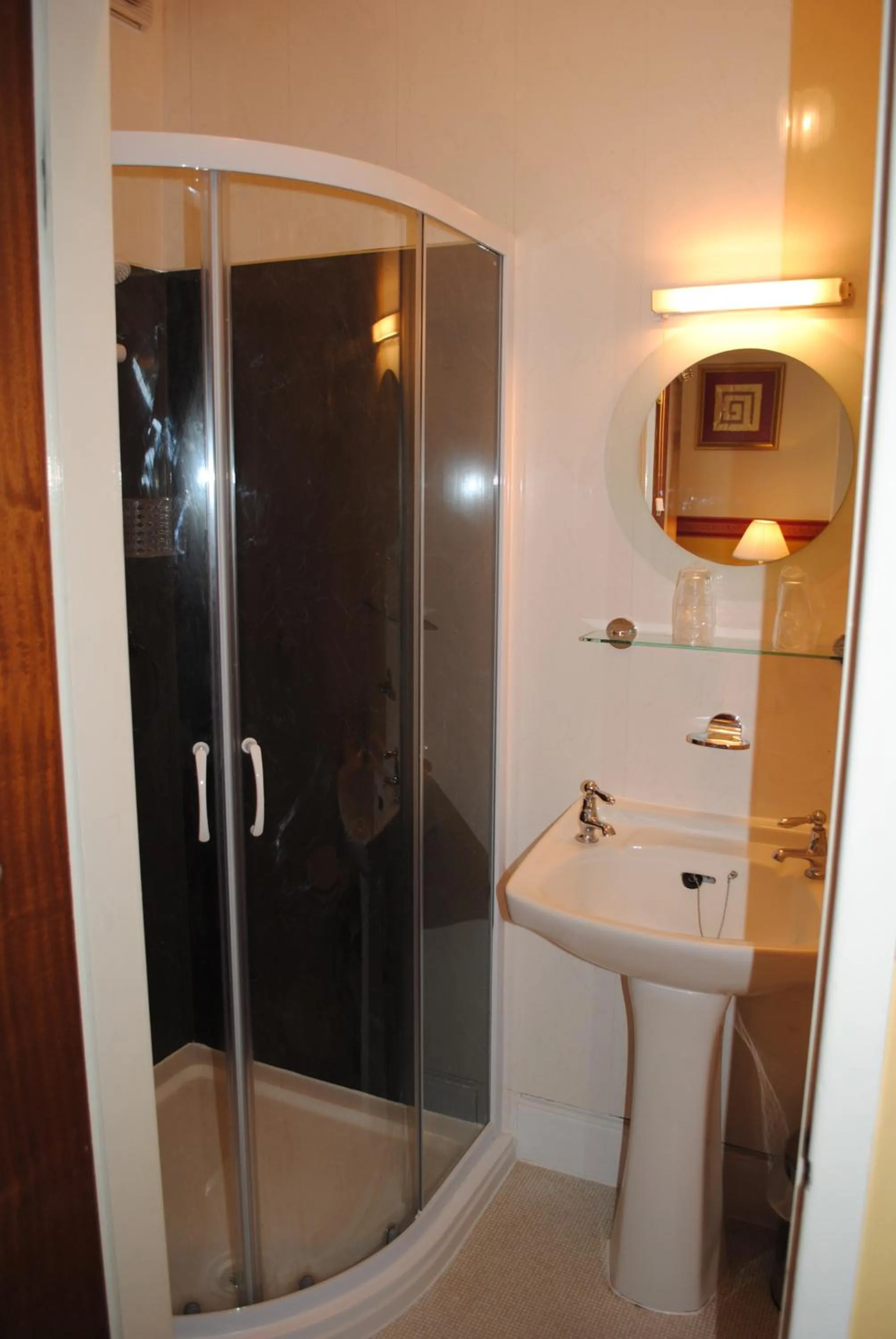 Shower in Craig-Ard Hotel
