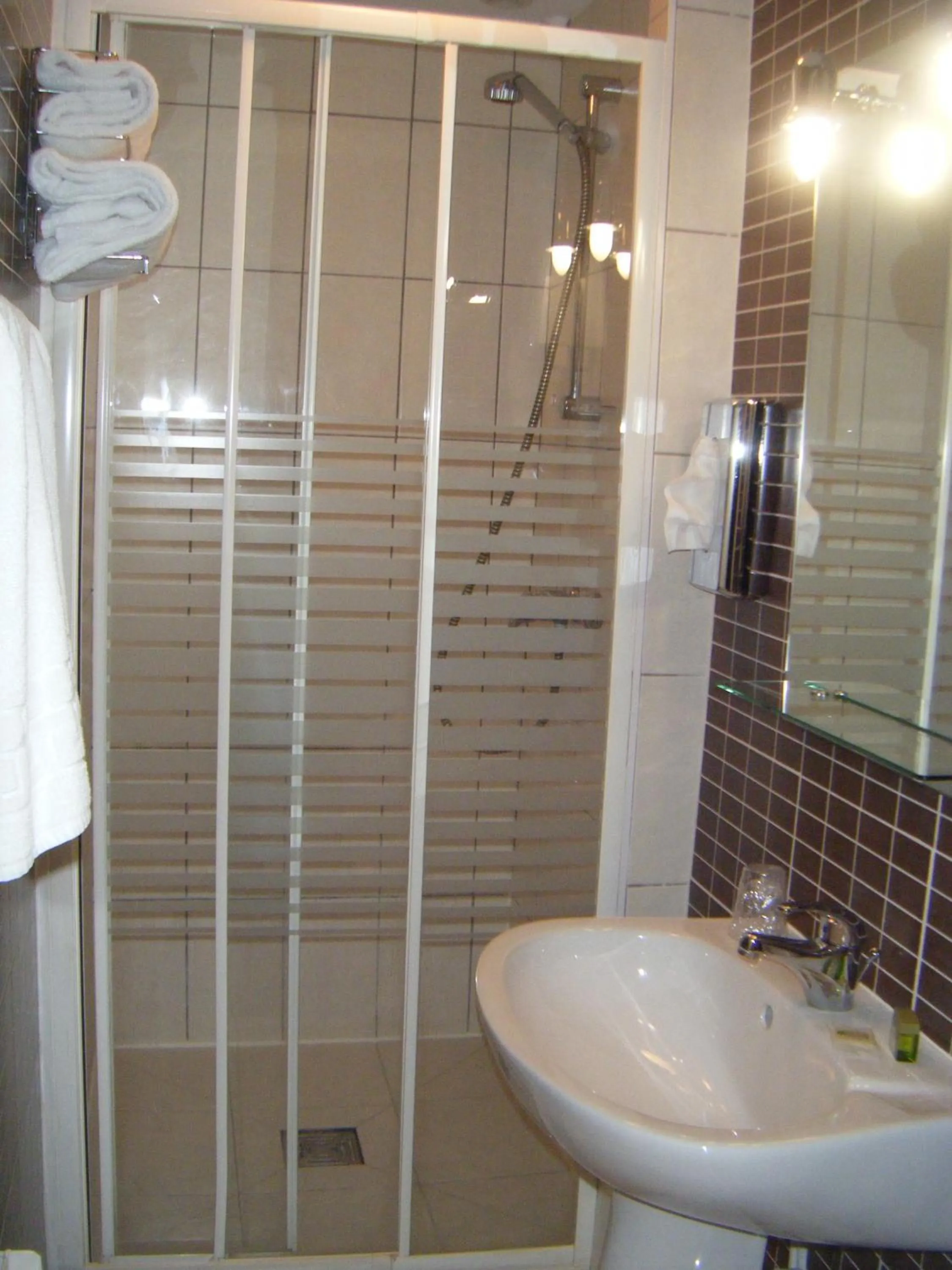 Bathroom in Logis - Hôtel & Restaurant Le Bellevue