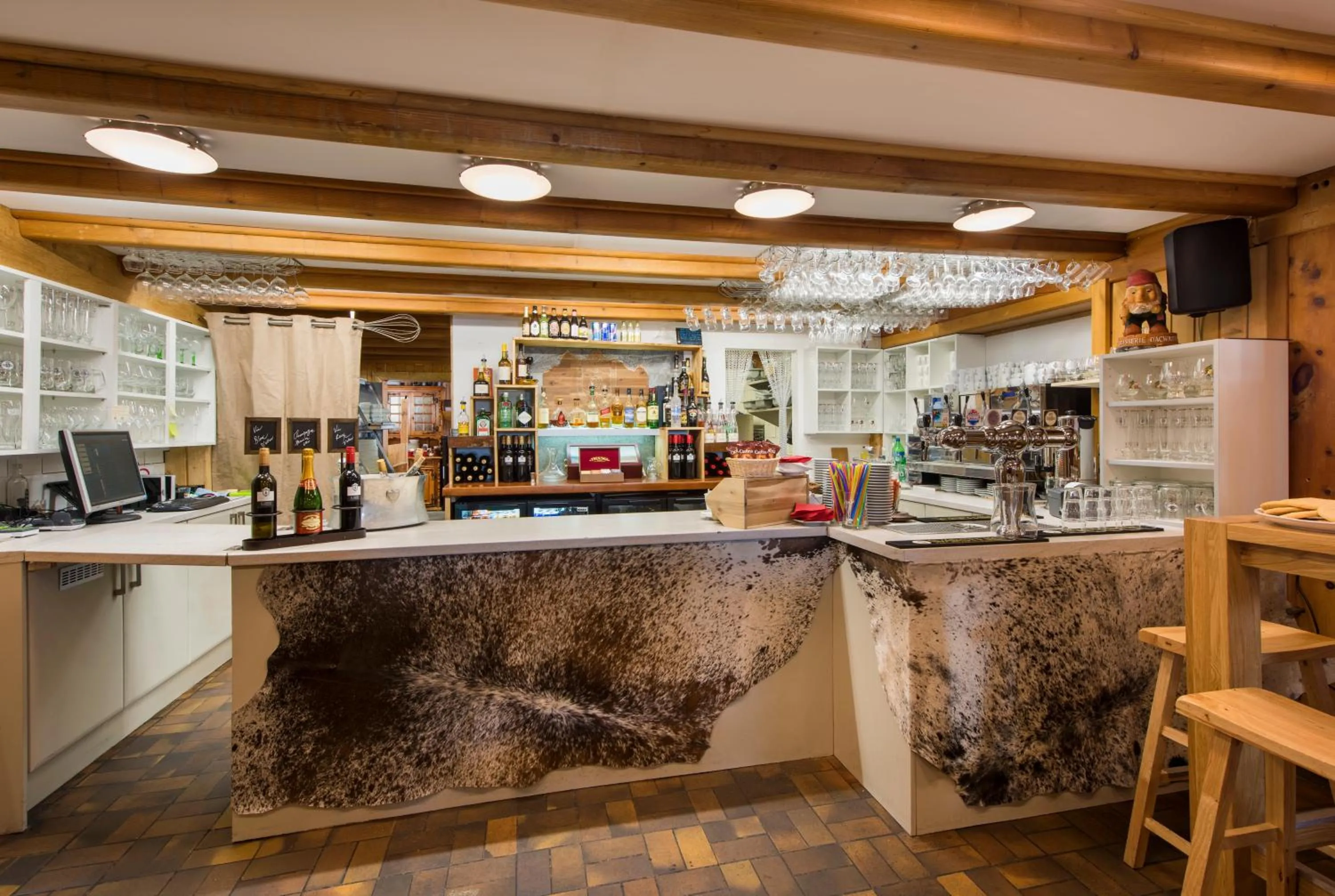 Restaurant/places to eat in Hotel du Lac