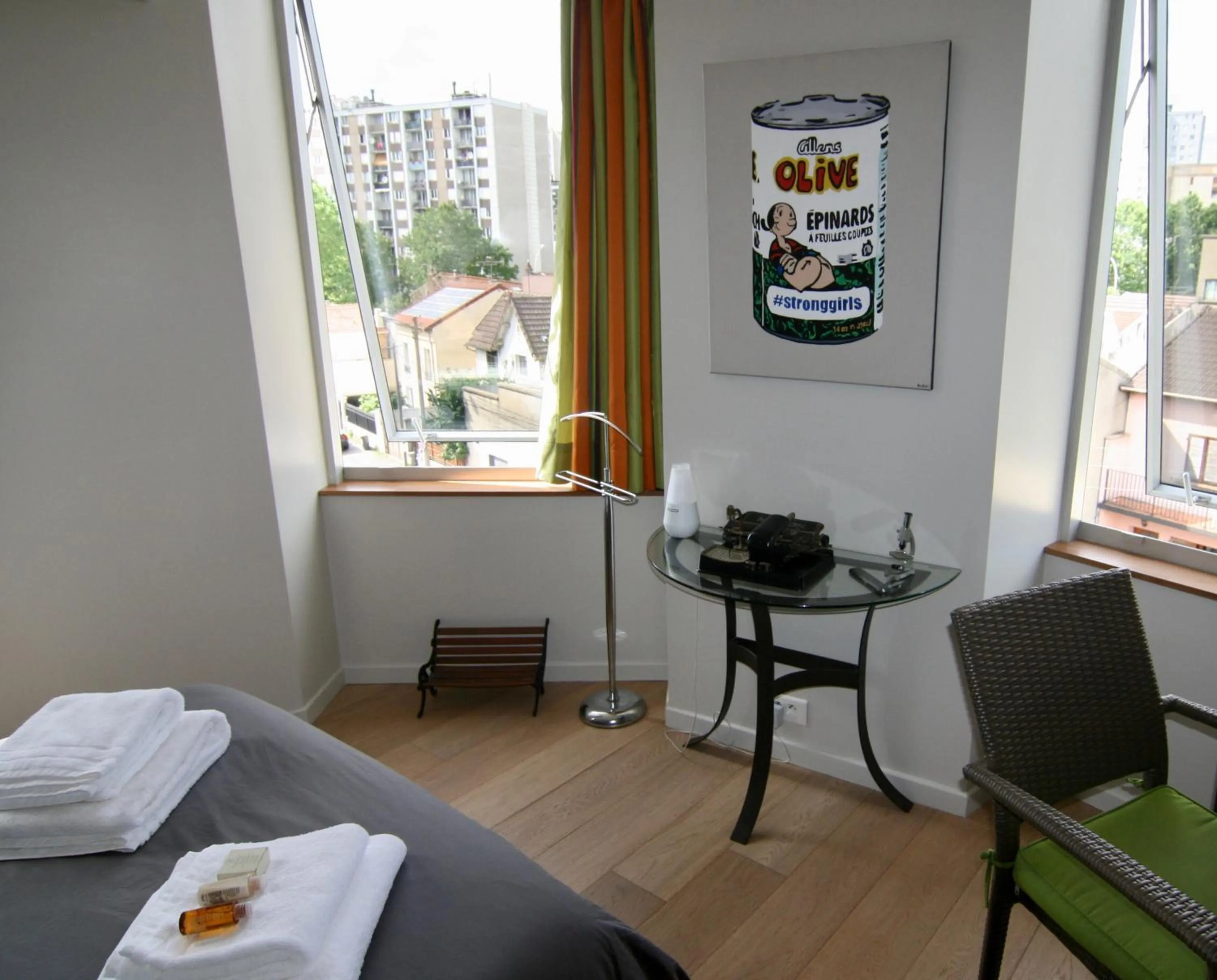 Quiet street view, Bed in bibou's room Paris