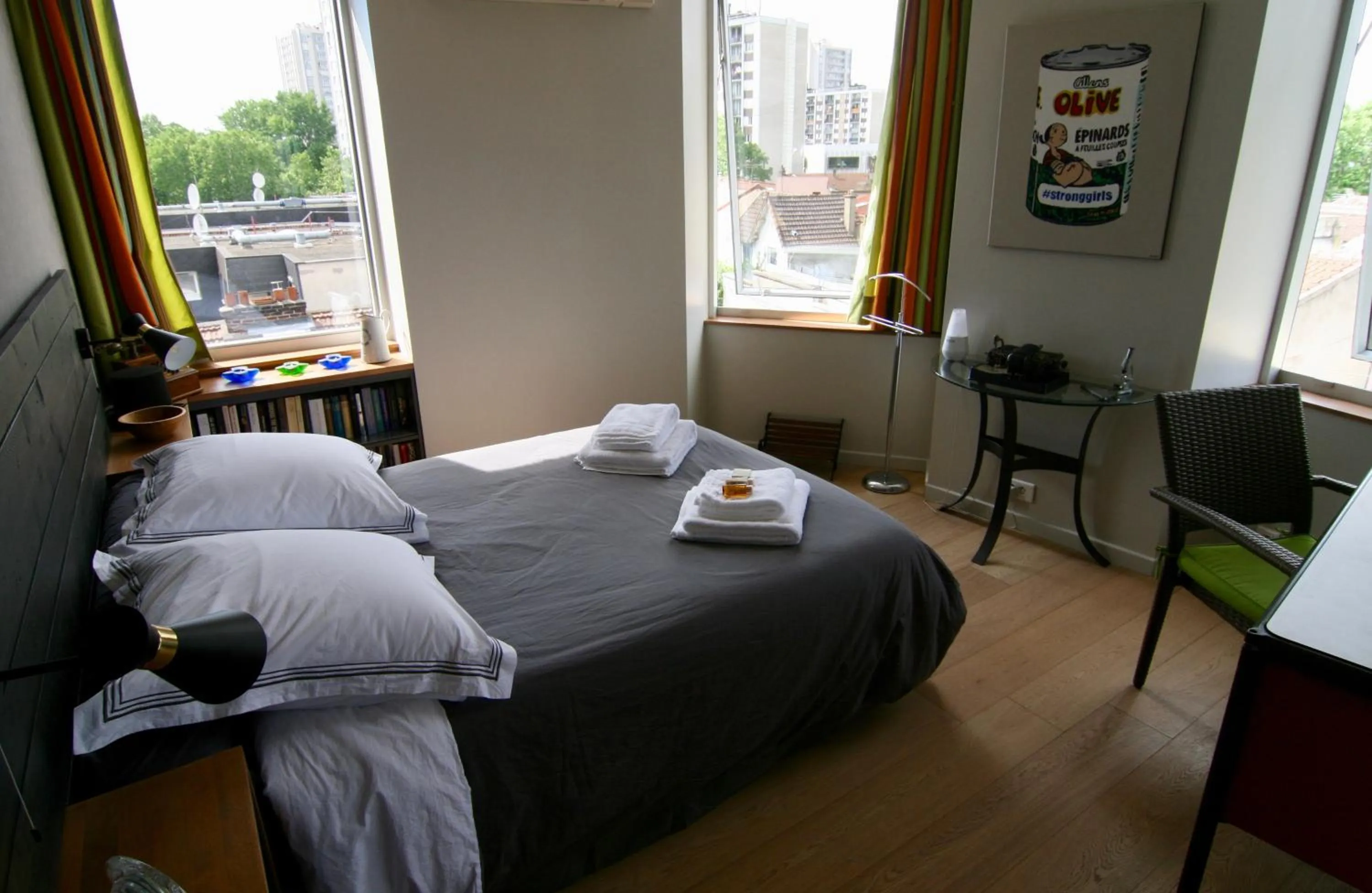 Photo of the whole room, Bed in bibou's room Paris