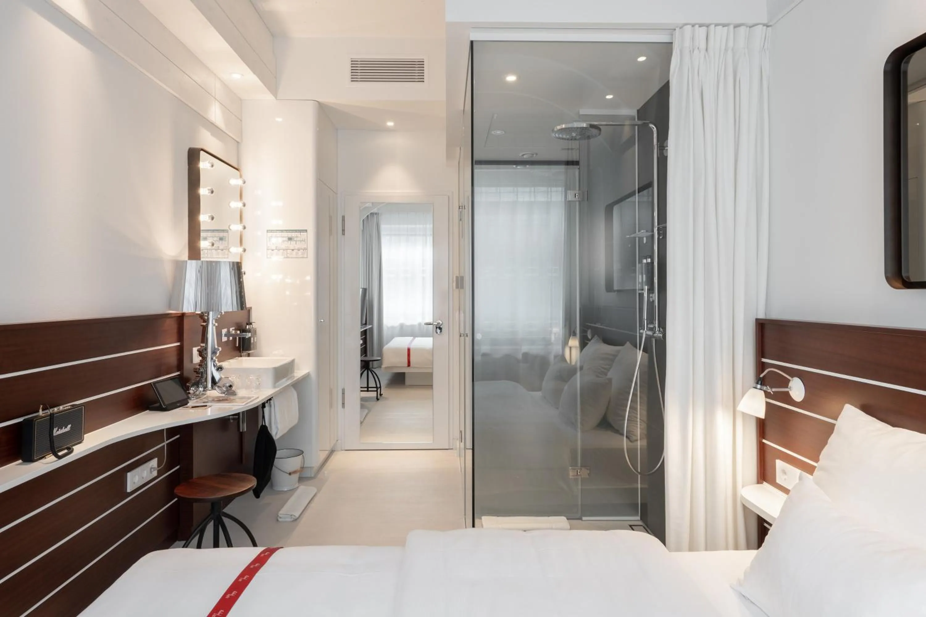 Bathroom, Bed in Ruby Lotti Hotel Hamburg