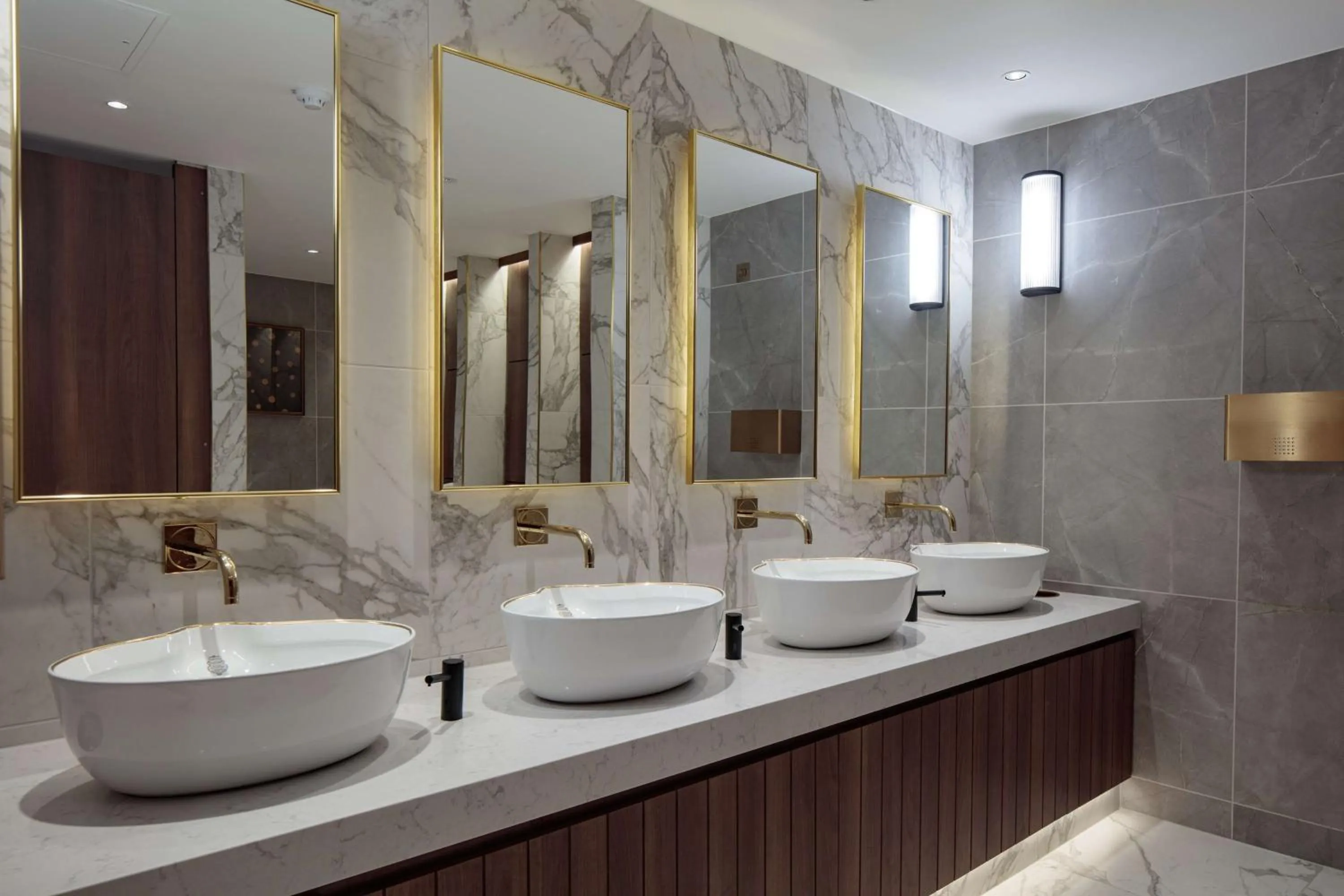 Lobby or reception in Hilton Belfast